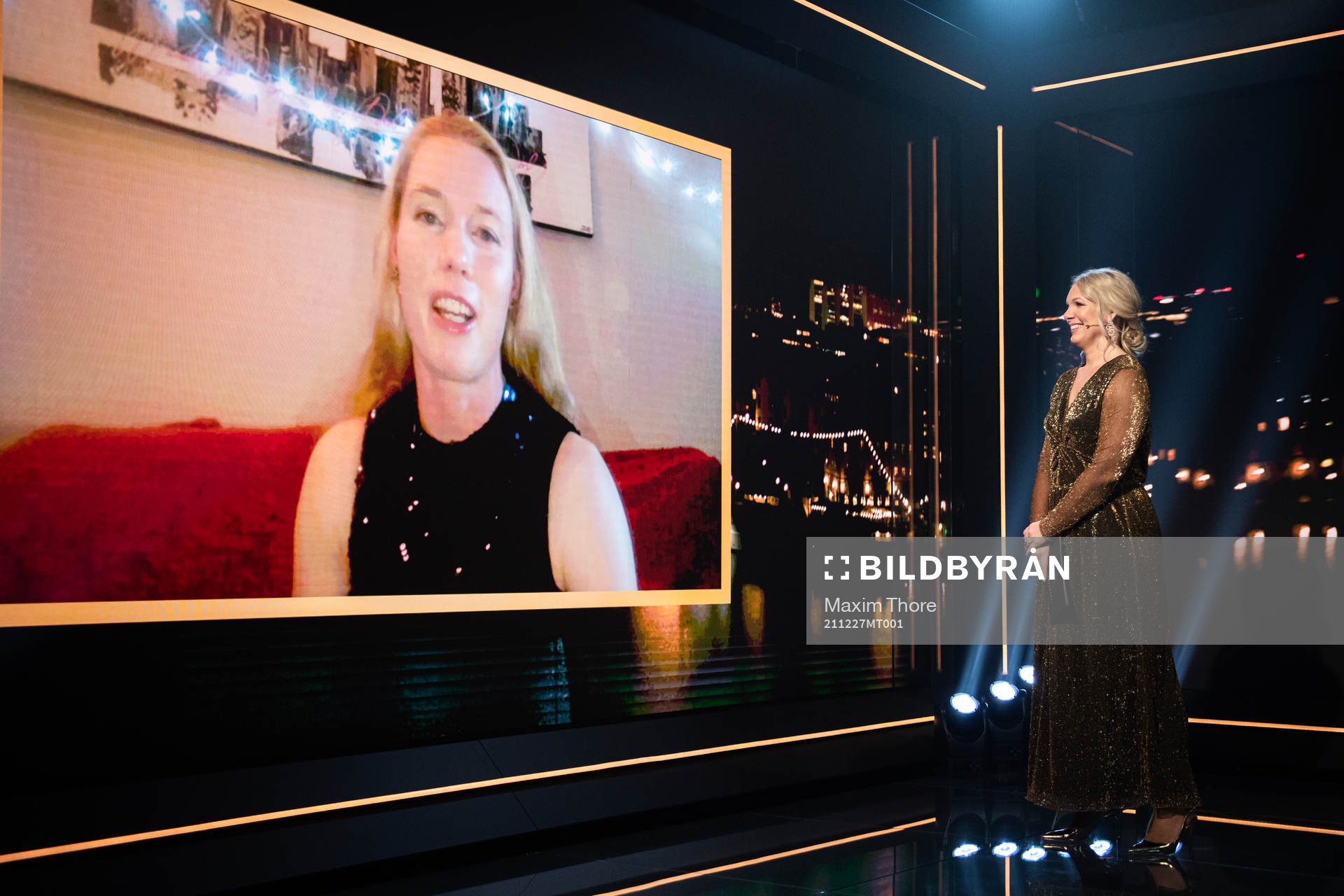 Programledare Anna Brolin och Hedvig Lindahl som tilldelats
