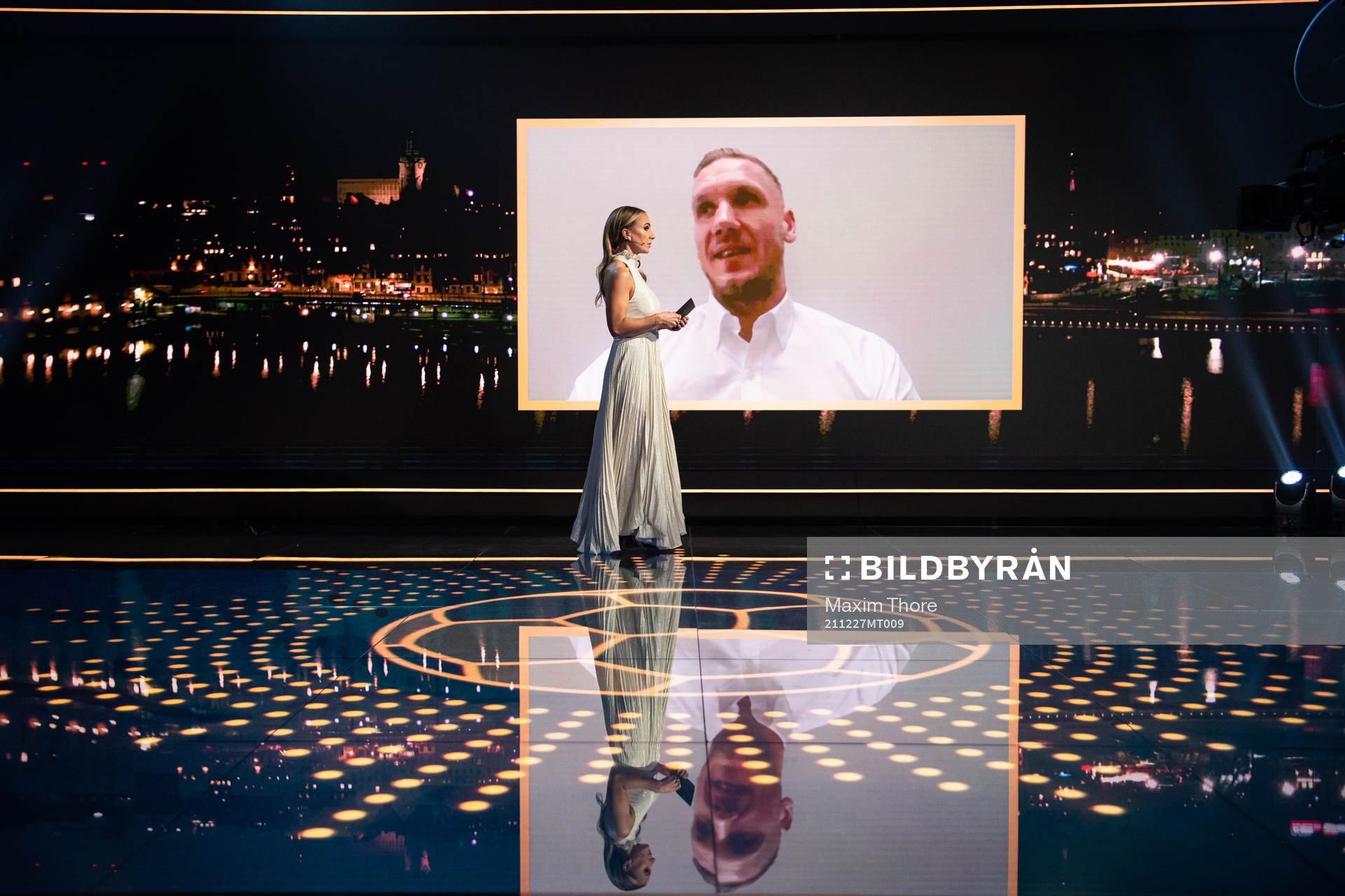 Programledare Frida Nordstrand och Robin Olsen som