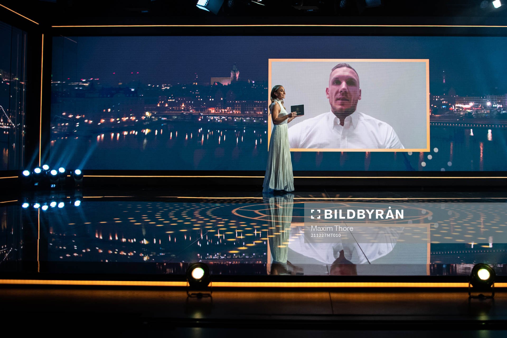 Programledare Frida Nordstrand och Robin Olsen som