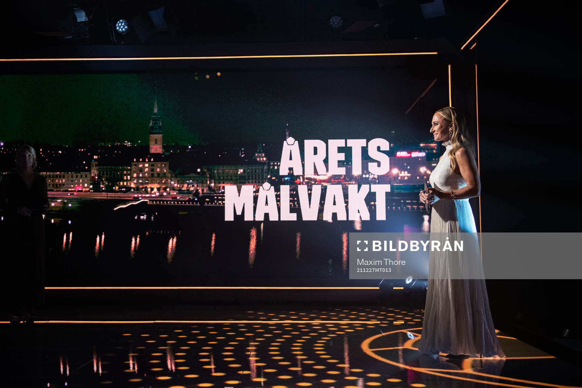 Programledare Frida Nordstrand delar ut priset Årets