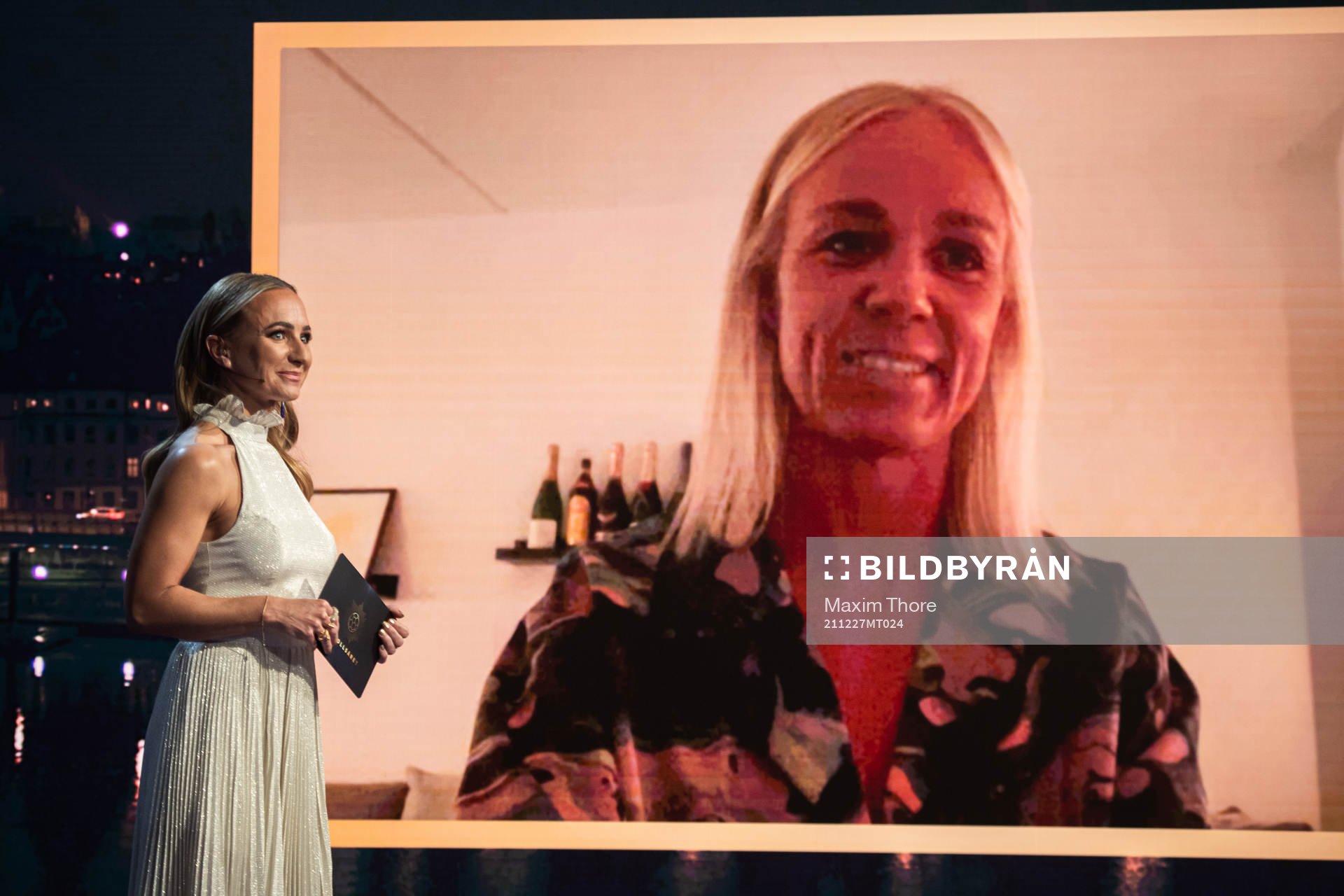 Programledare Frida Nordstand och Caroline Seger