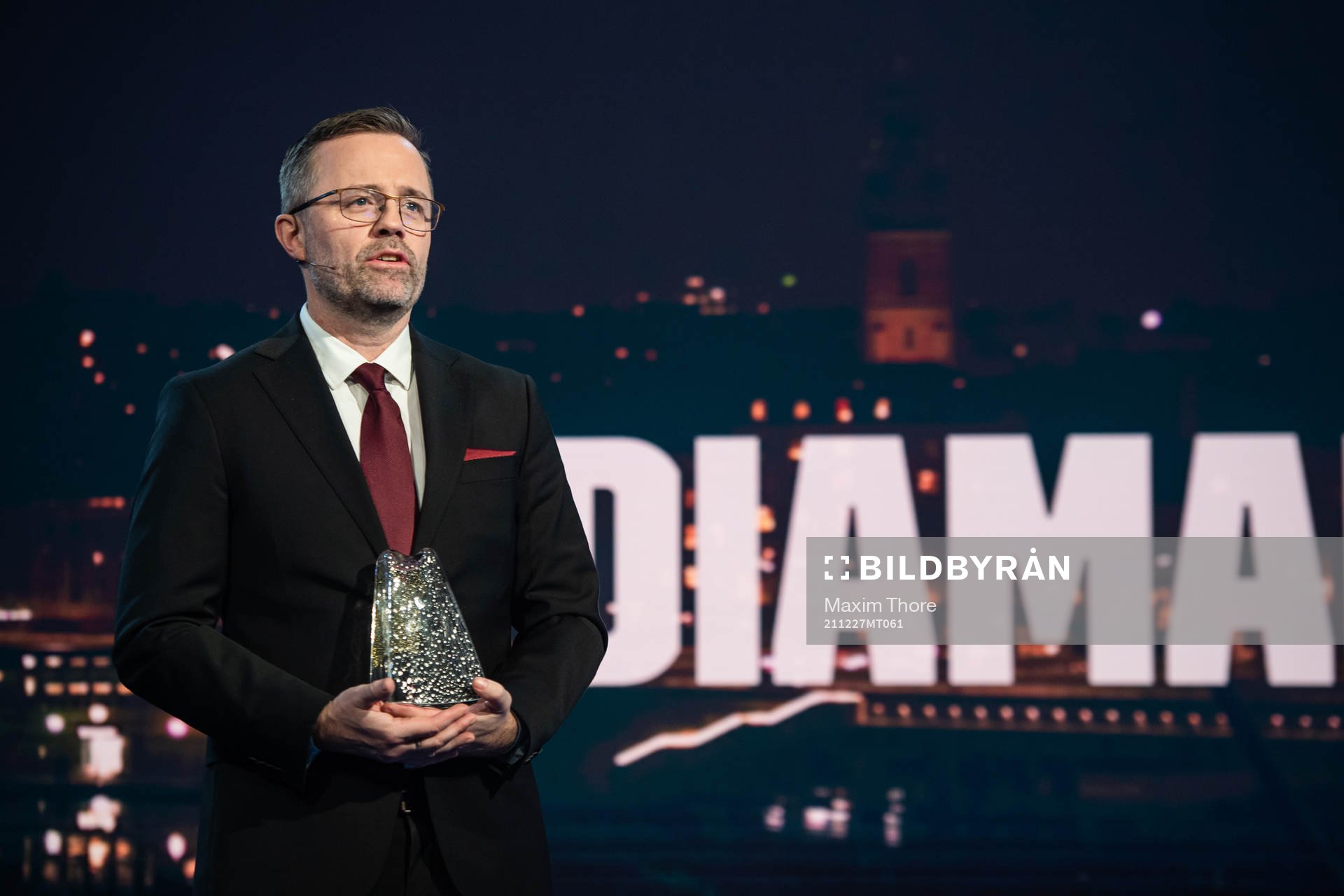 Jonas Kanje, chefredaktör Sydsvenskan, delar ut