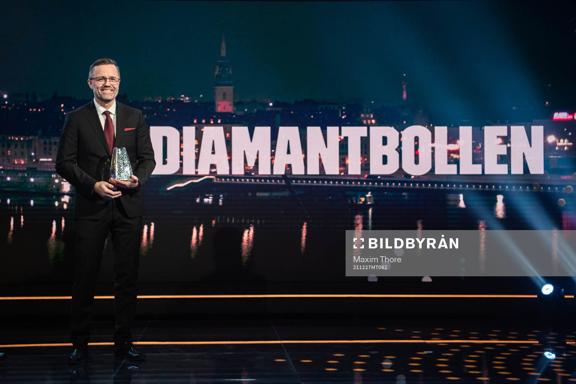 Jonas Kanje, chefredaktör Sydsvenskan, delar ut