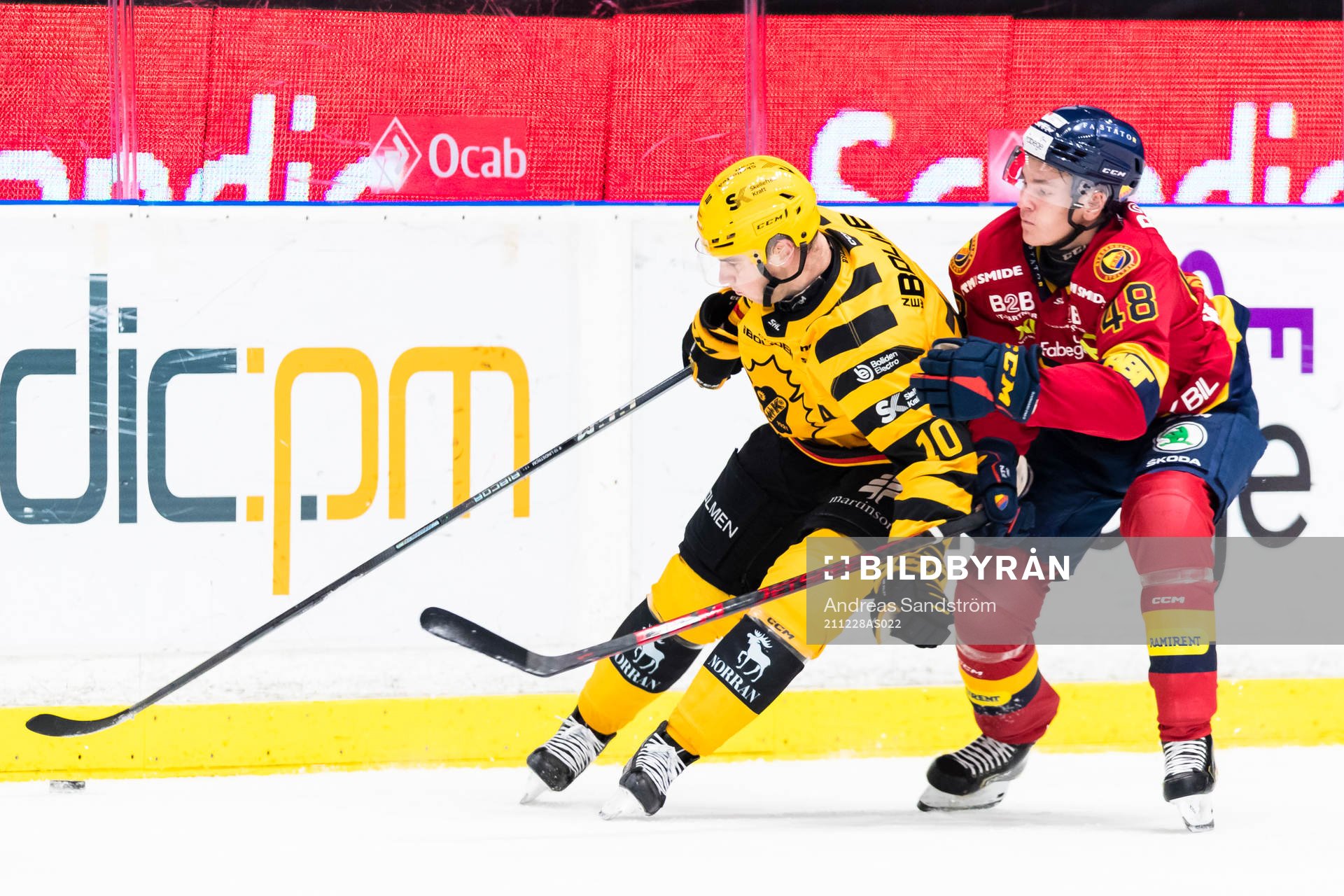 Skellefteås Joakim Lindström i kamp om pucken med