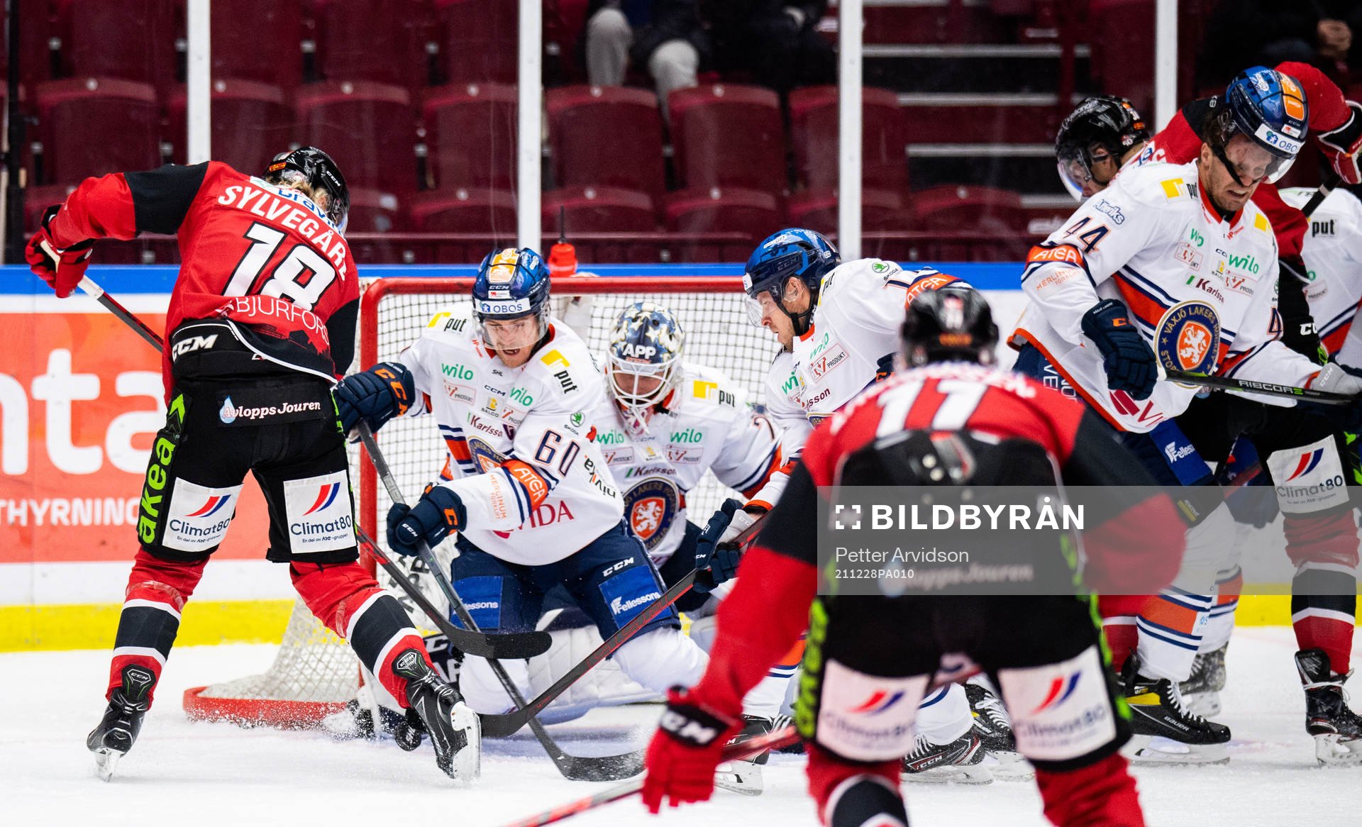 Malmö Redhawks Marcus Sylvegård oroar mot Växjös Erik
