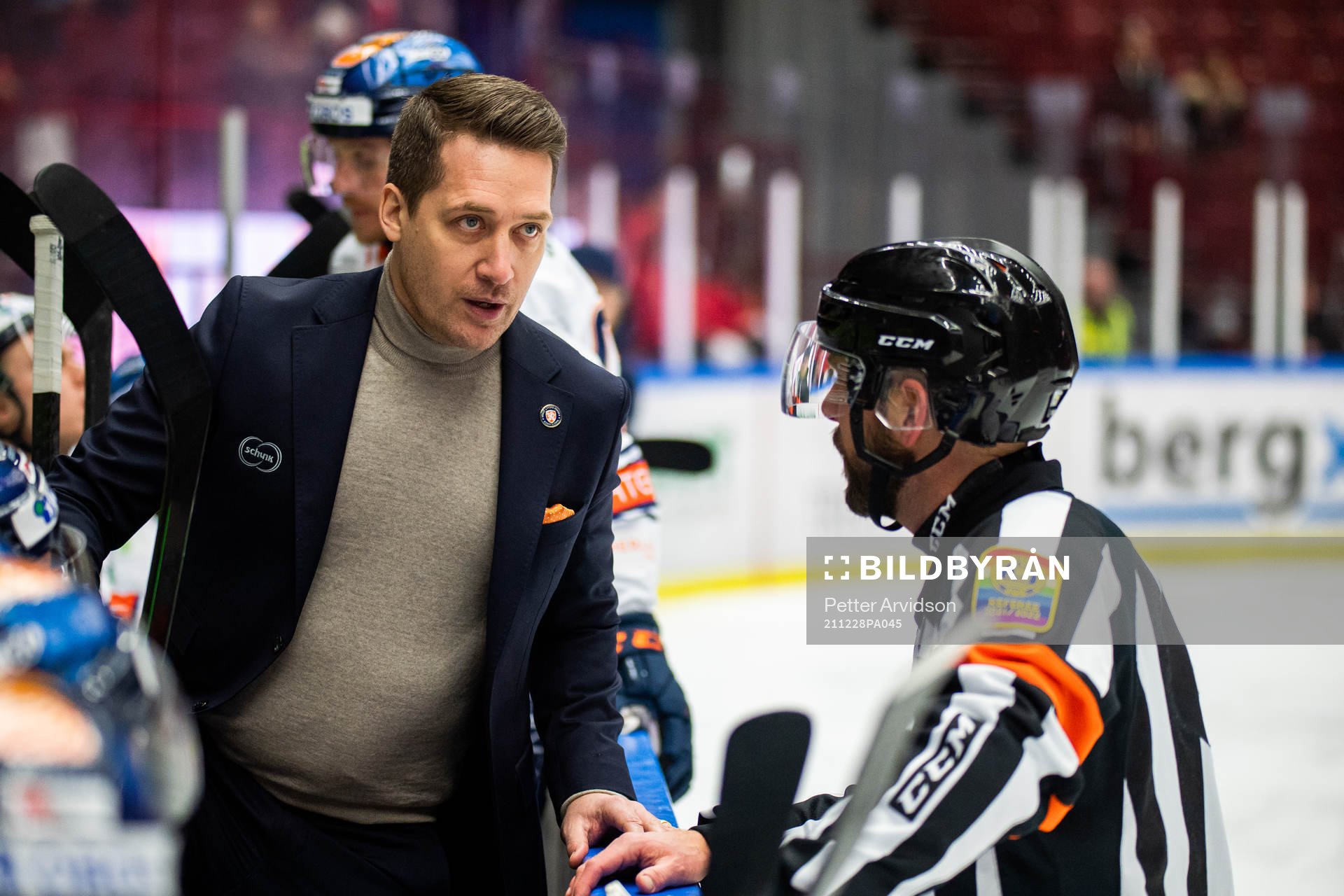 Växjös tränare Sam Hallam diskuterar med domare