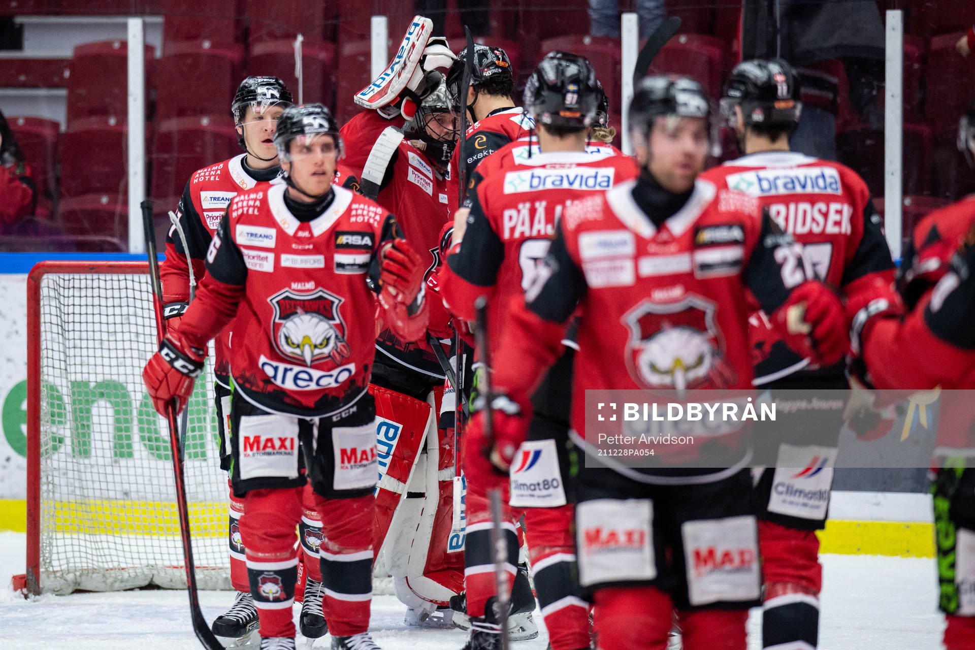 Malmö Redhawks målvakt Oscar Alsenfelt jublar med