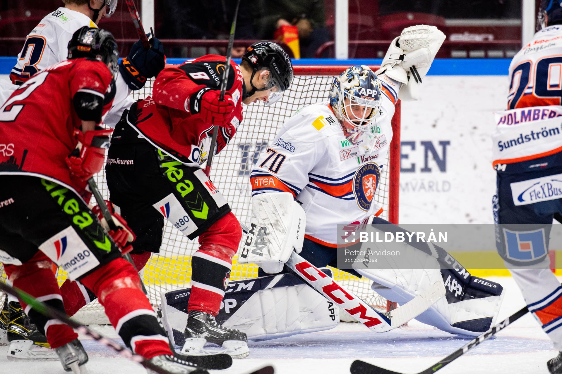 Malmö Redhawks Johan Olofsson oroar mot Växjös målvakt