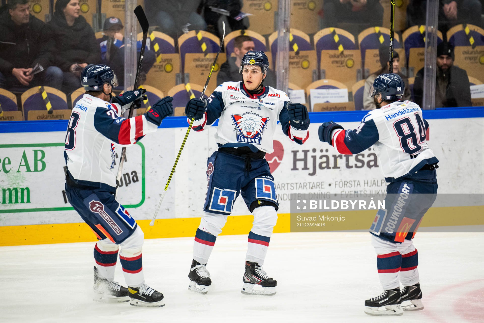 Linköpings Max Lindroth (m) jublar med John Nyberg  och