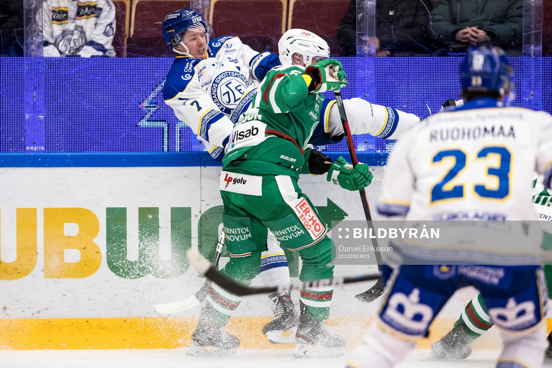 Leksands Ben Thomas tacklas av Rögles Ludvig Larsson