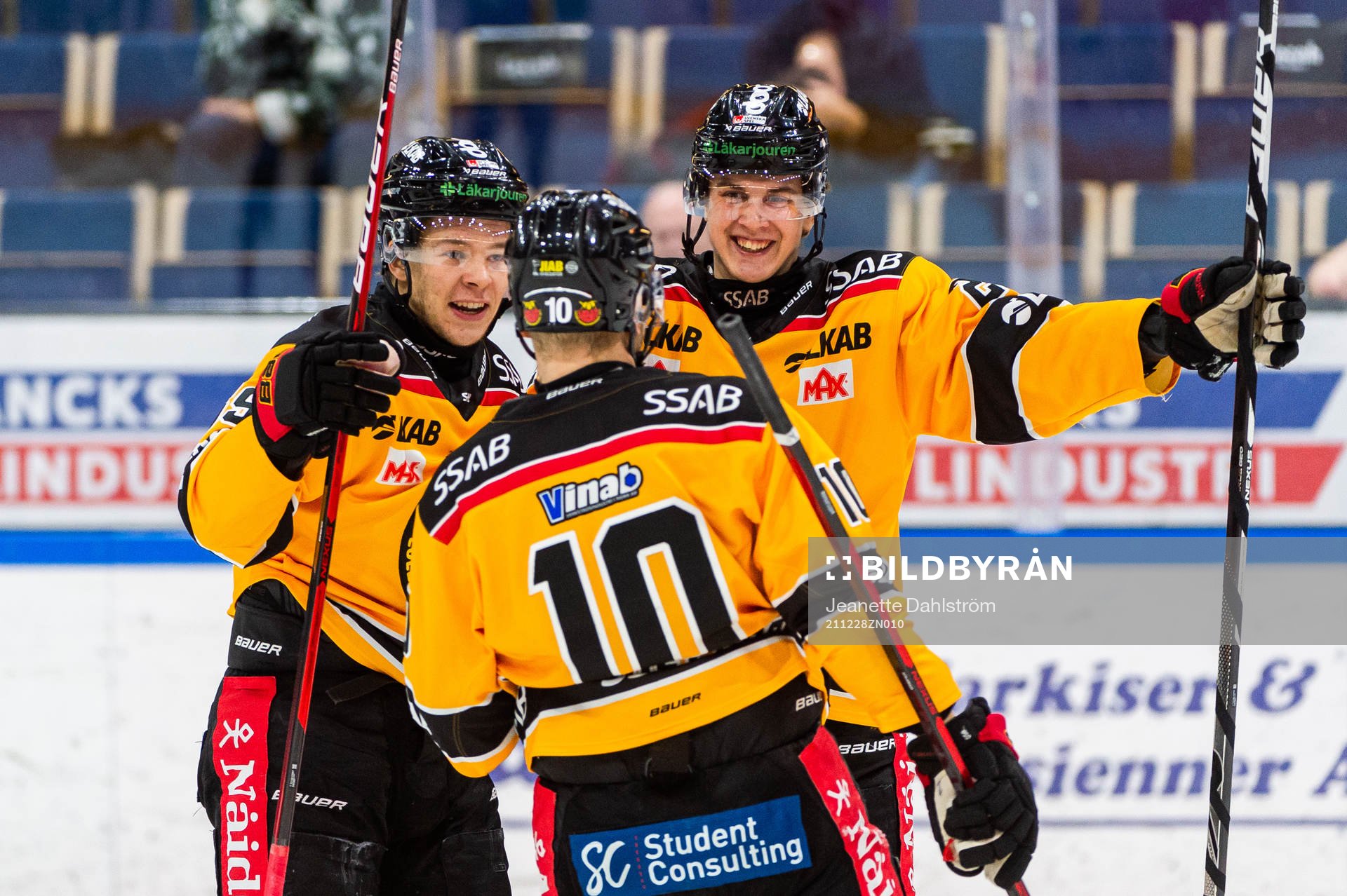 Luleås Radek Muzik jublar med lagkamrater