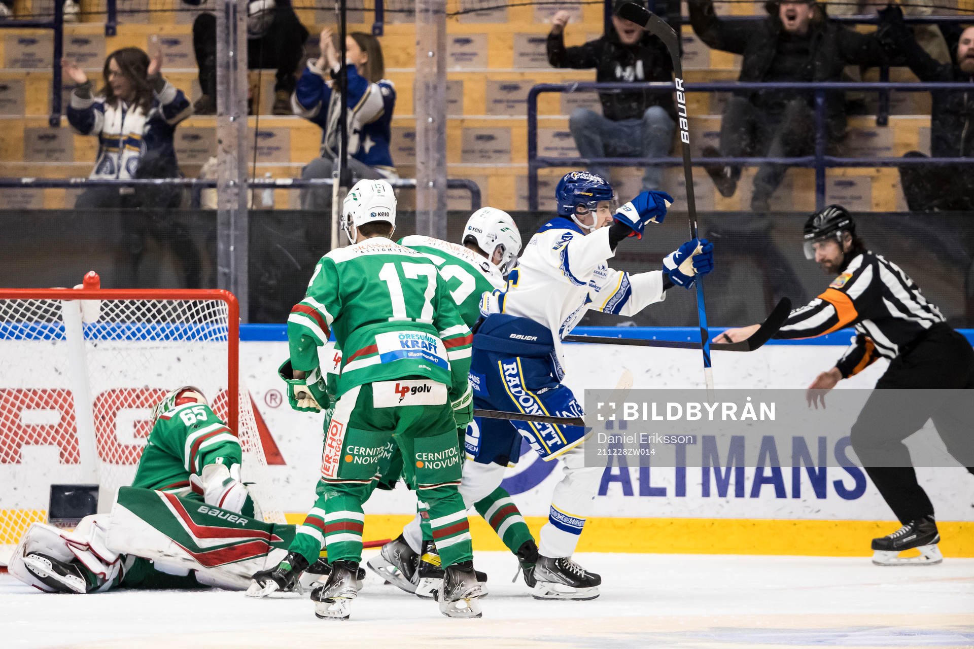 Leksands Nils Åman jubelmefyer 1-0 av Leksands Oskar Lang