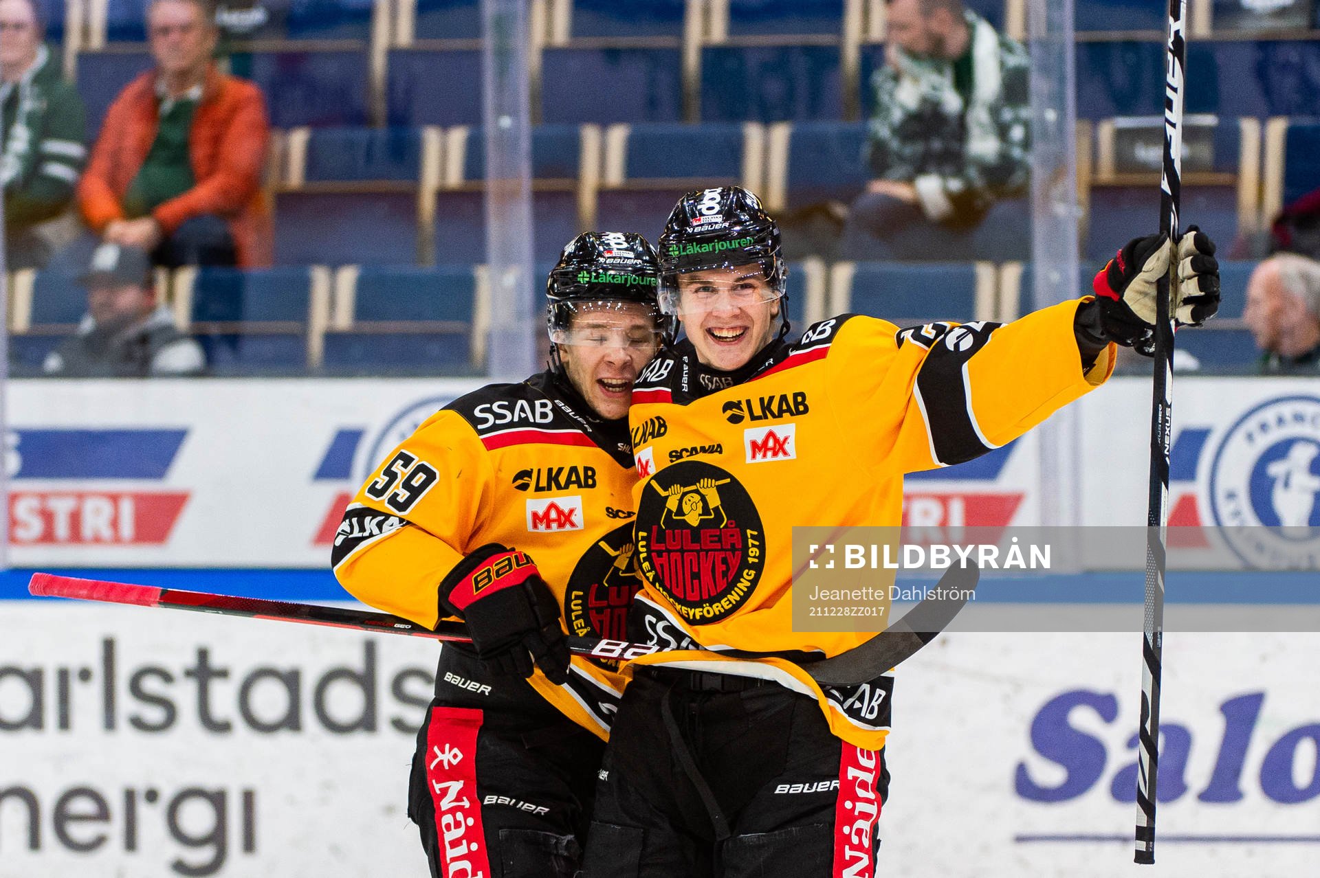 Luleås Kim Johansson jublar med målskytten till 0-4 Radek