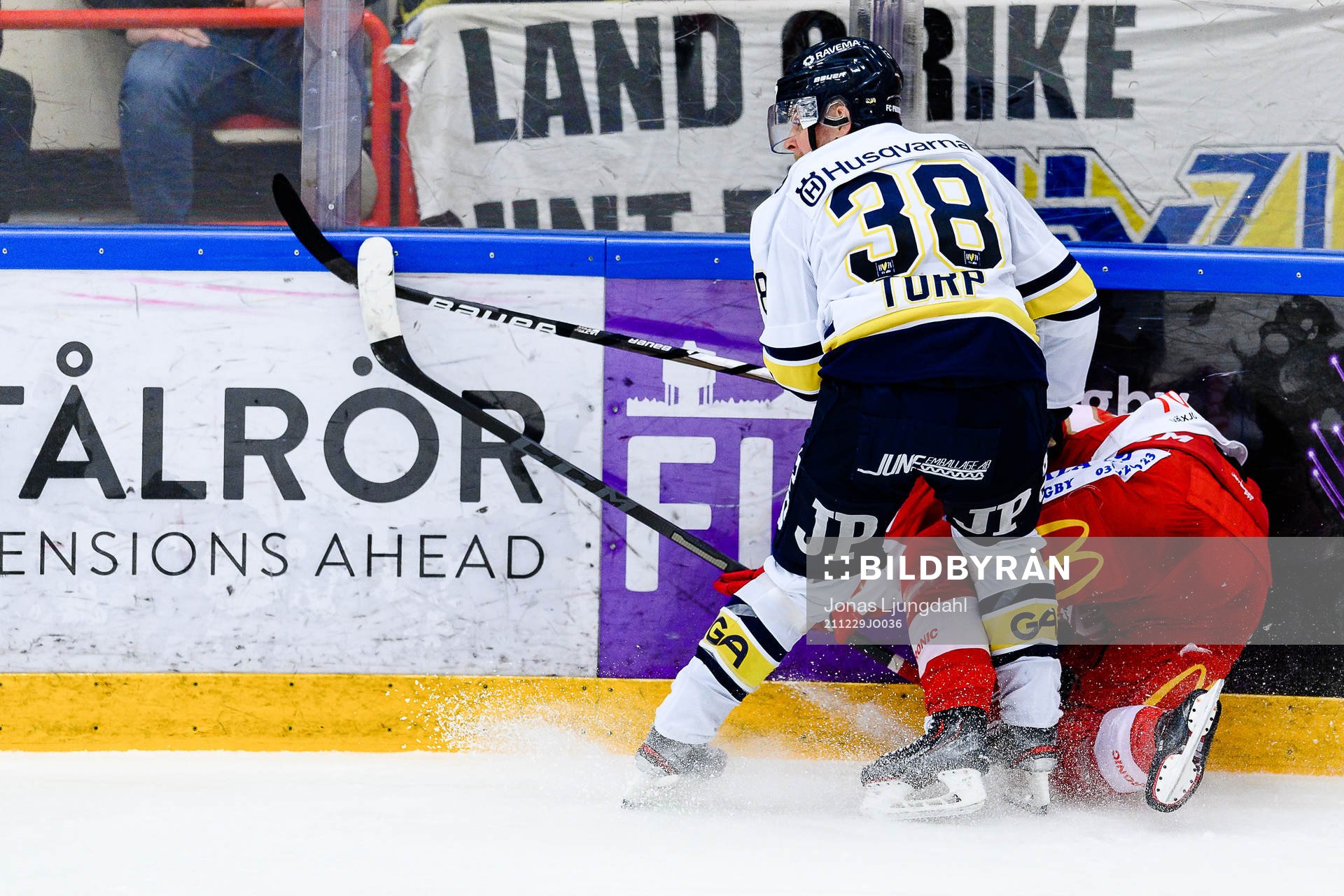 s Nichlas Torp tacklar Troja/Ljungbys Joakim Hillding