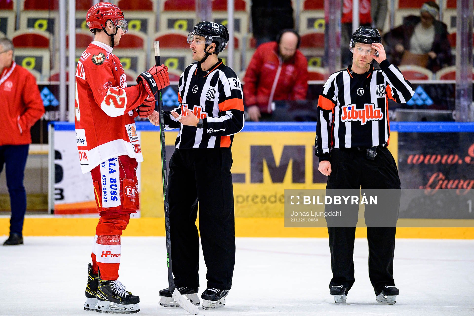 Troja/Ljungbys Eric Engstrand pratar med Domare Kristoffer