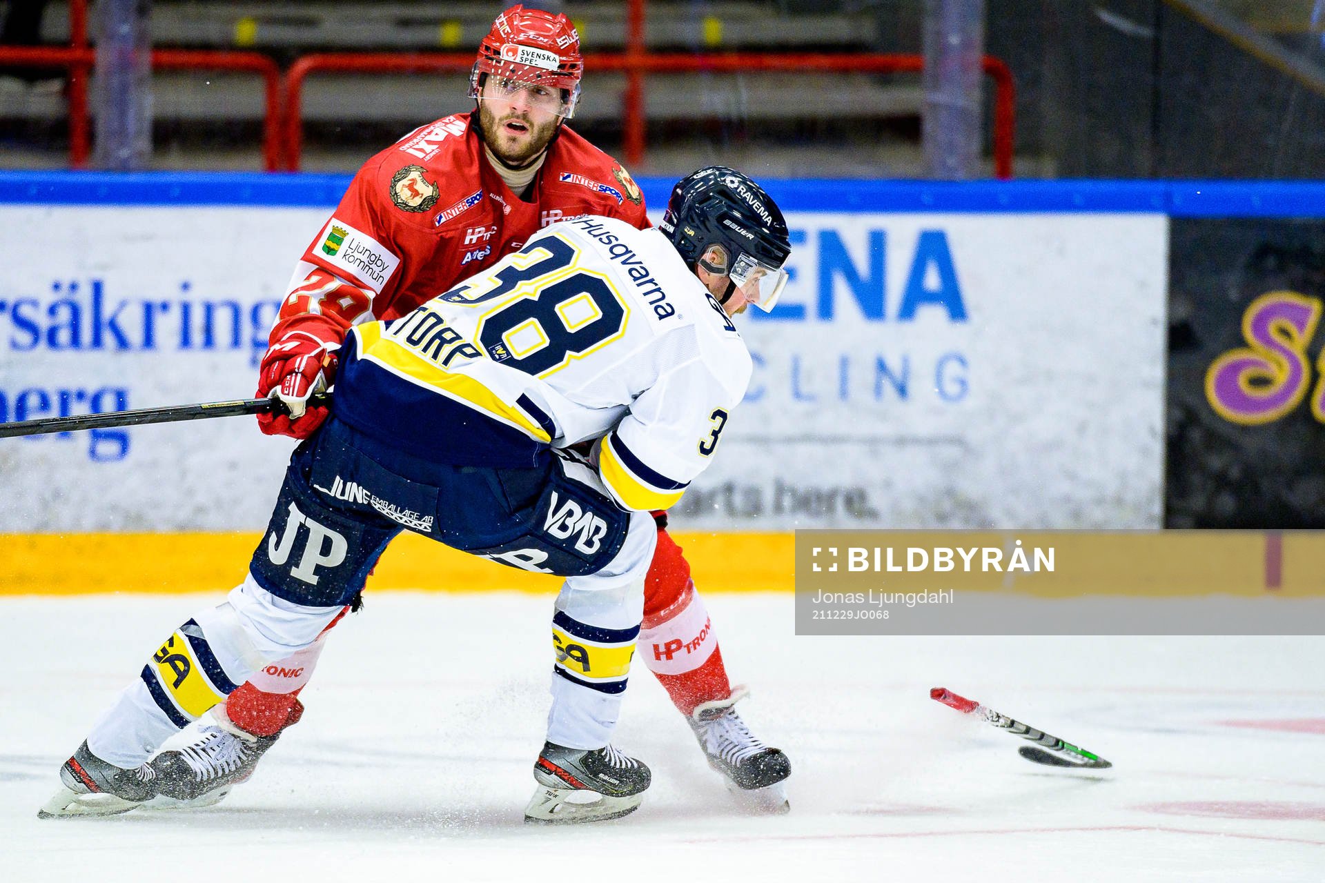 s Nichlas Torp tappar klubban