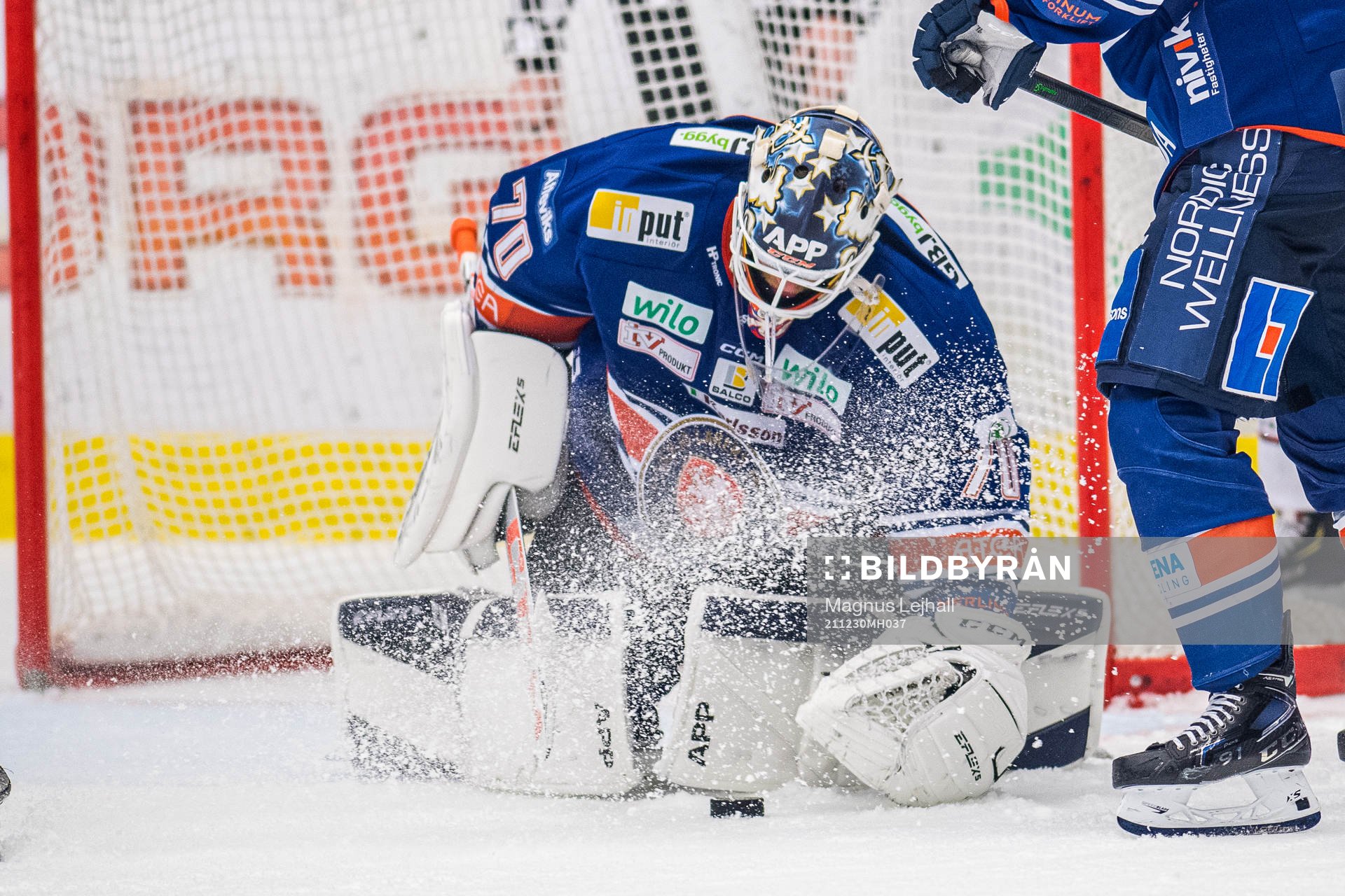 Växjös målvakt Adam Åhman  räddar