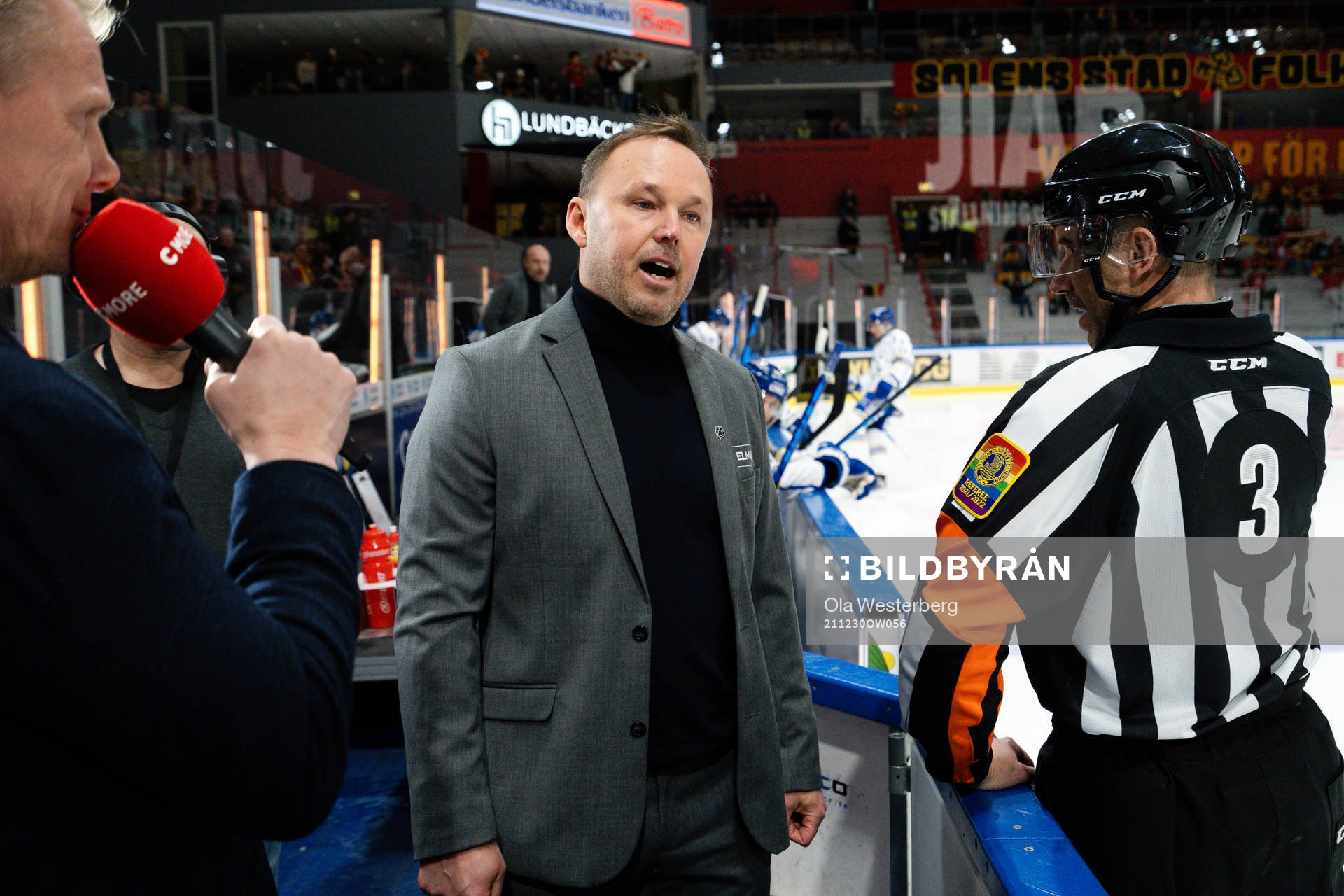 Leksands assisterande tränare Mikael Karlberg  pratar med