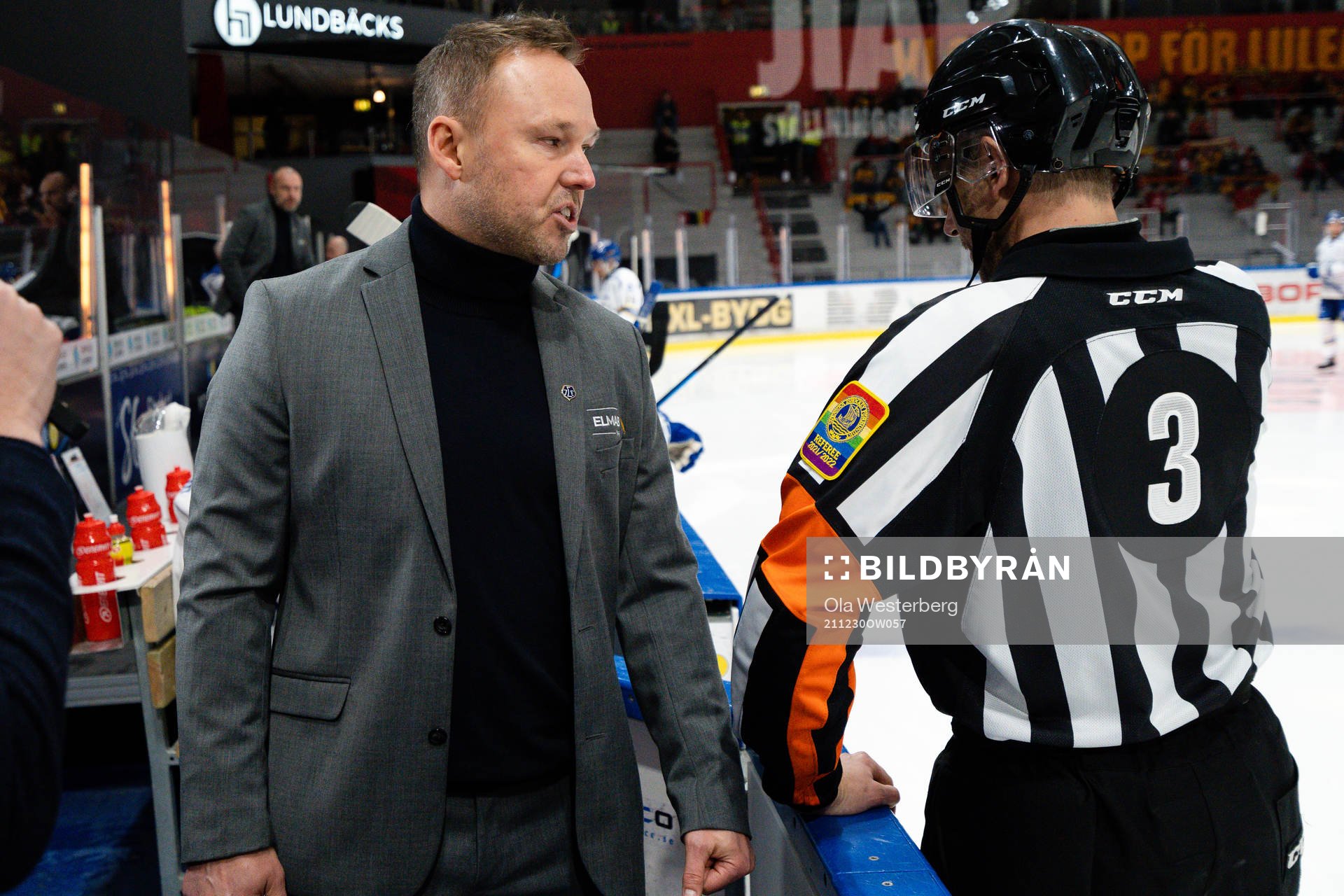 Leksands assisterande tränare Mikael Karlberg  pratar med