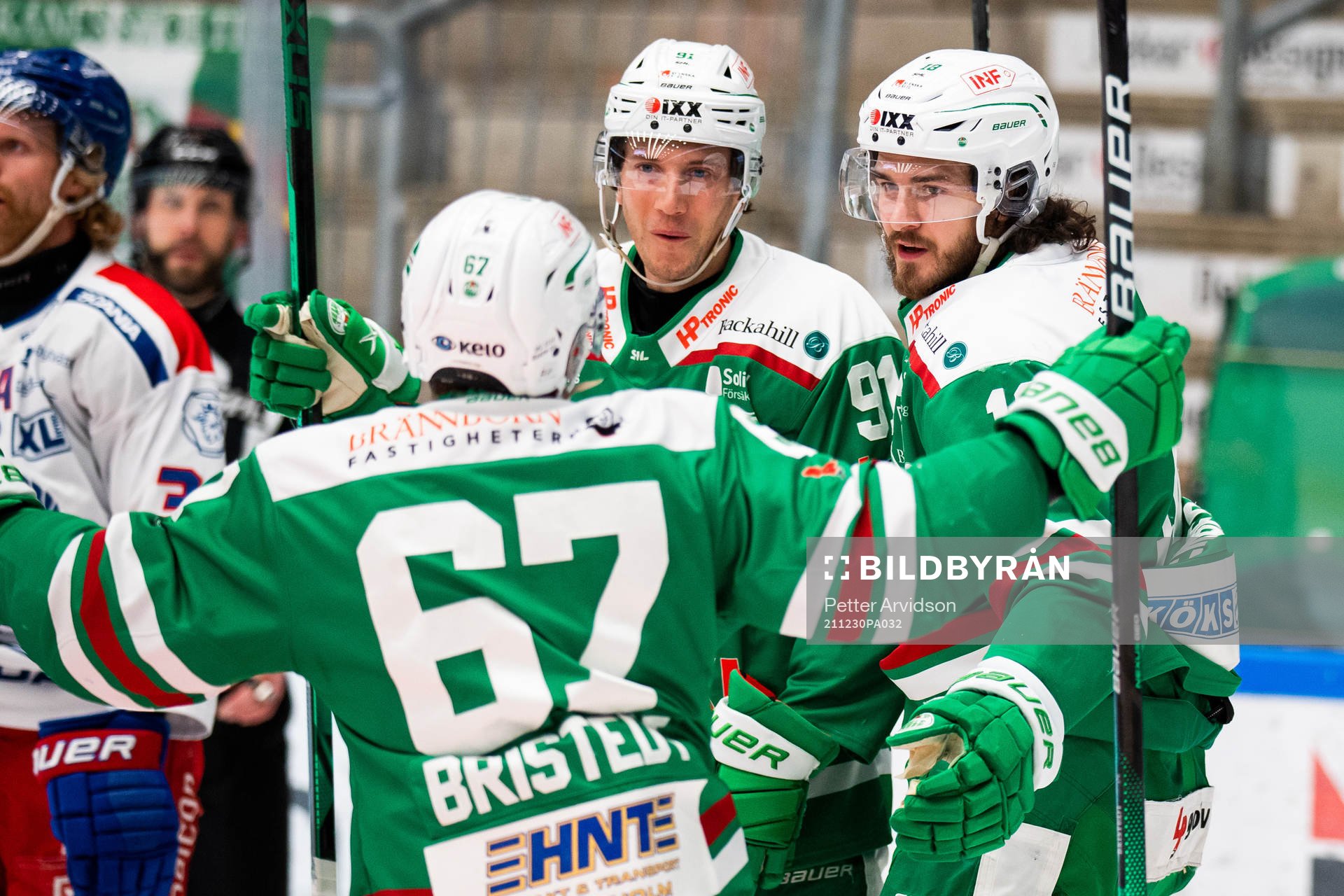 Rögles Dennis Everberg jublar med Adam Tambellini och Leon