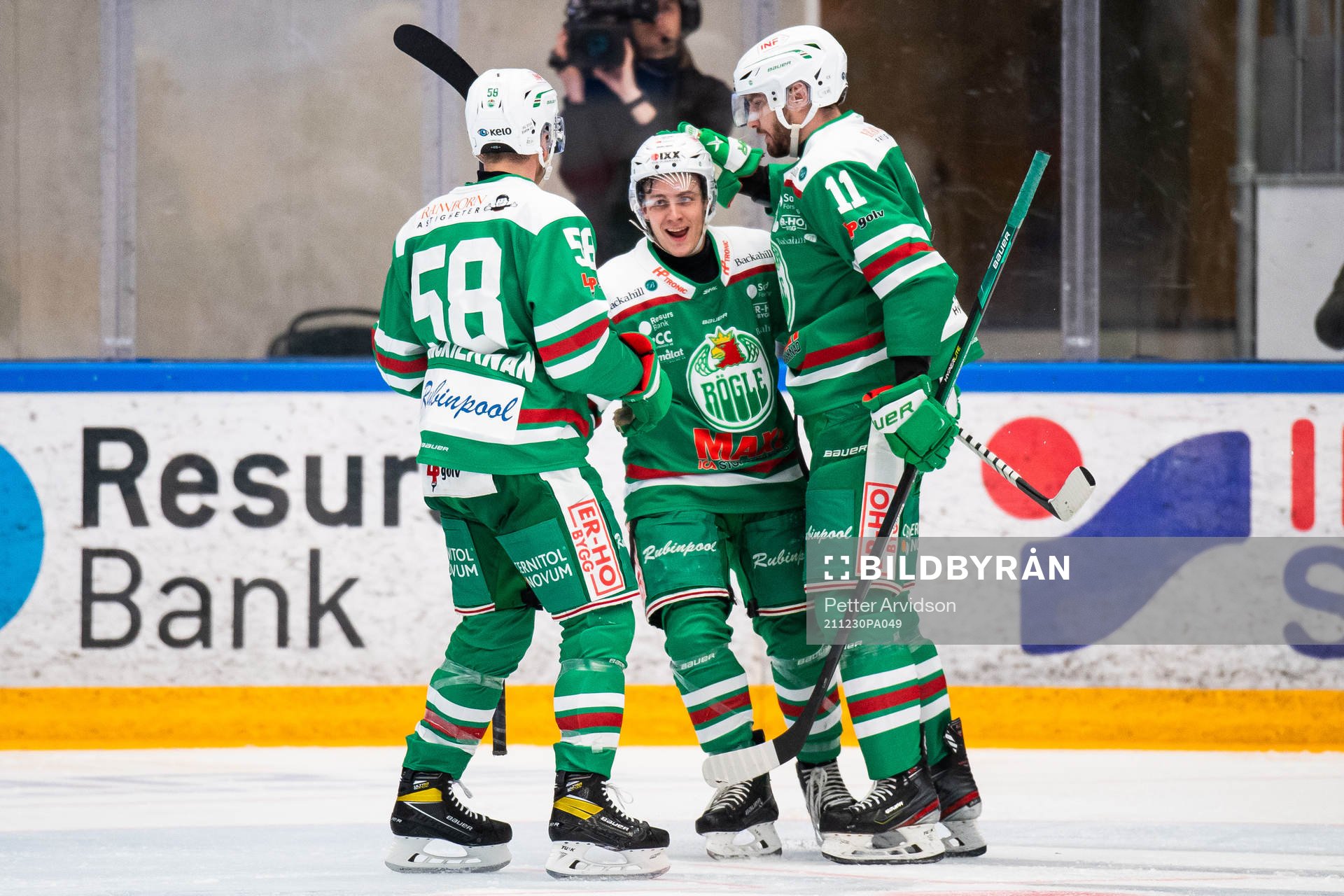 Rögles Mattias Sjögren (h) jublar med Ryan McKiernan och