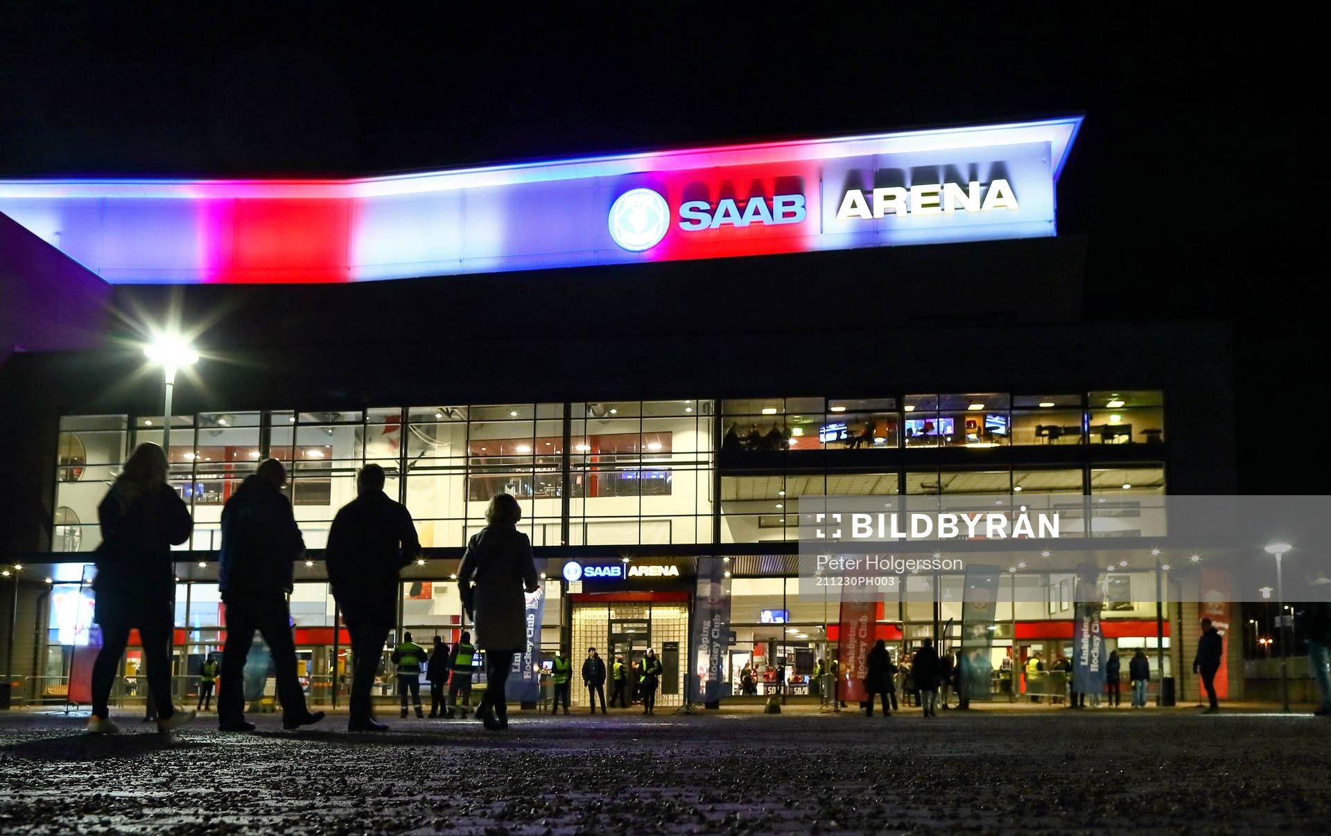 Besökare på väg mot vaccinationskontrollen vid SAAB Arena