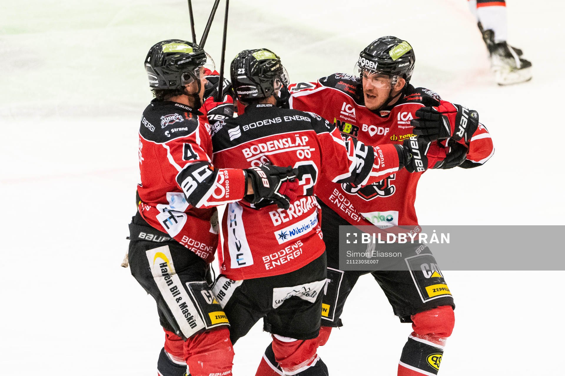 Bodens Robin Höglund (h) jublar med lagkamrater