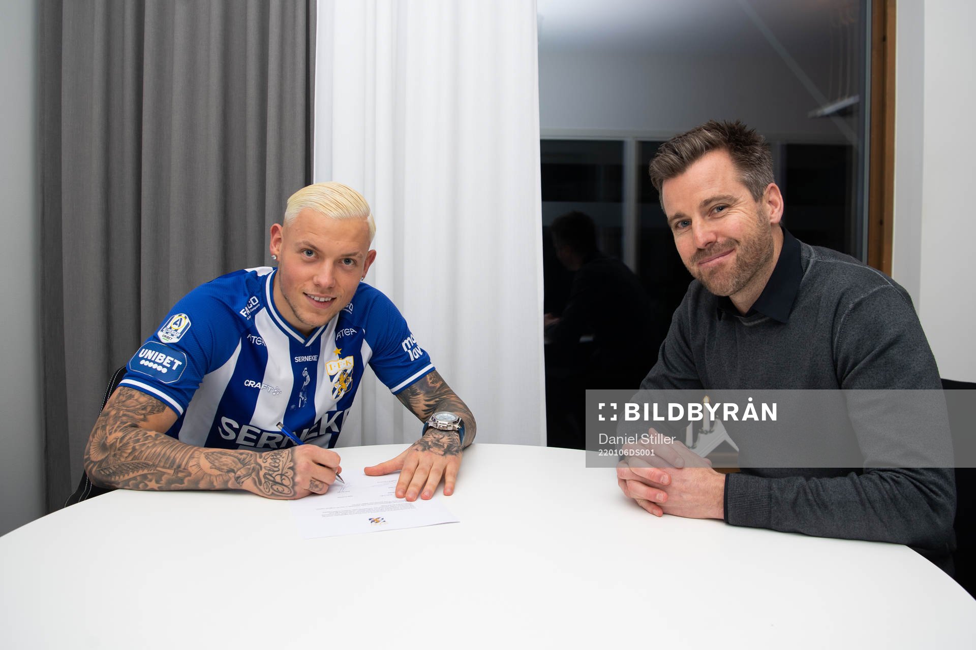 IFK Göteborgs nyförvärv Erik Sorga signerar kontrakt med sportchef Pontus Farnerud den 6 januari 2022 i Göteborg. 