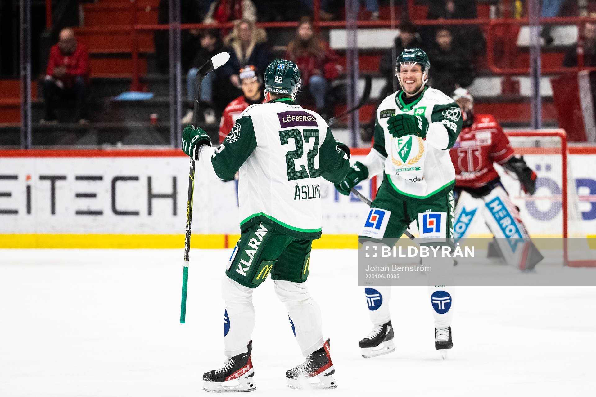 Färjestads Per Åslund och Jacob de la Rose jublar