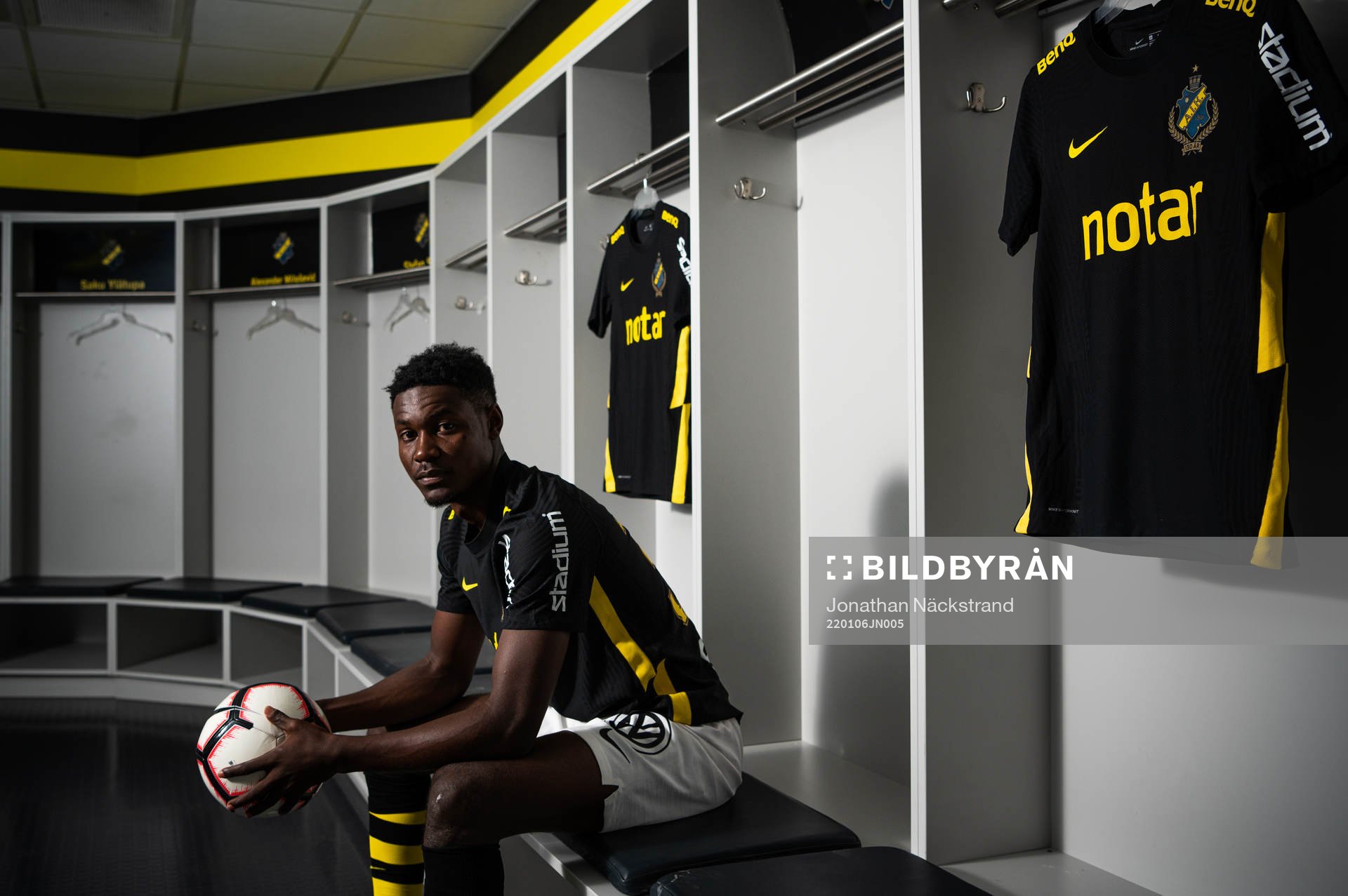 AIK:s nyförvärv Henry Atola Meja under en fotografering med AIK den 6 januari 2022 i Stockholm. 