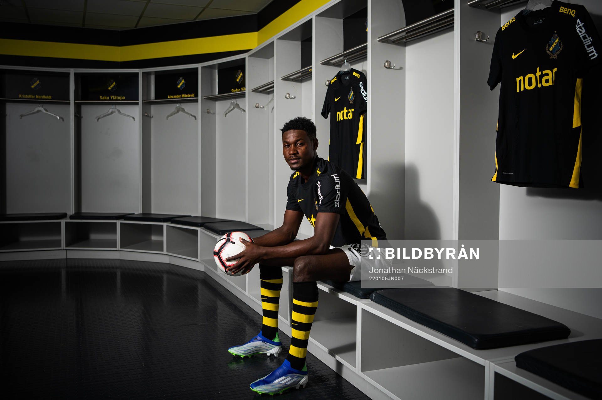 AIK:s nyförvärv Henry Atola Meja under en fotografering med AIK den 6 januari 2022 i Stockholm. 