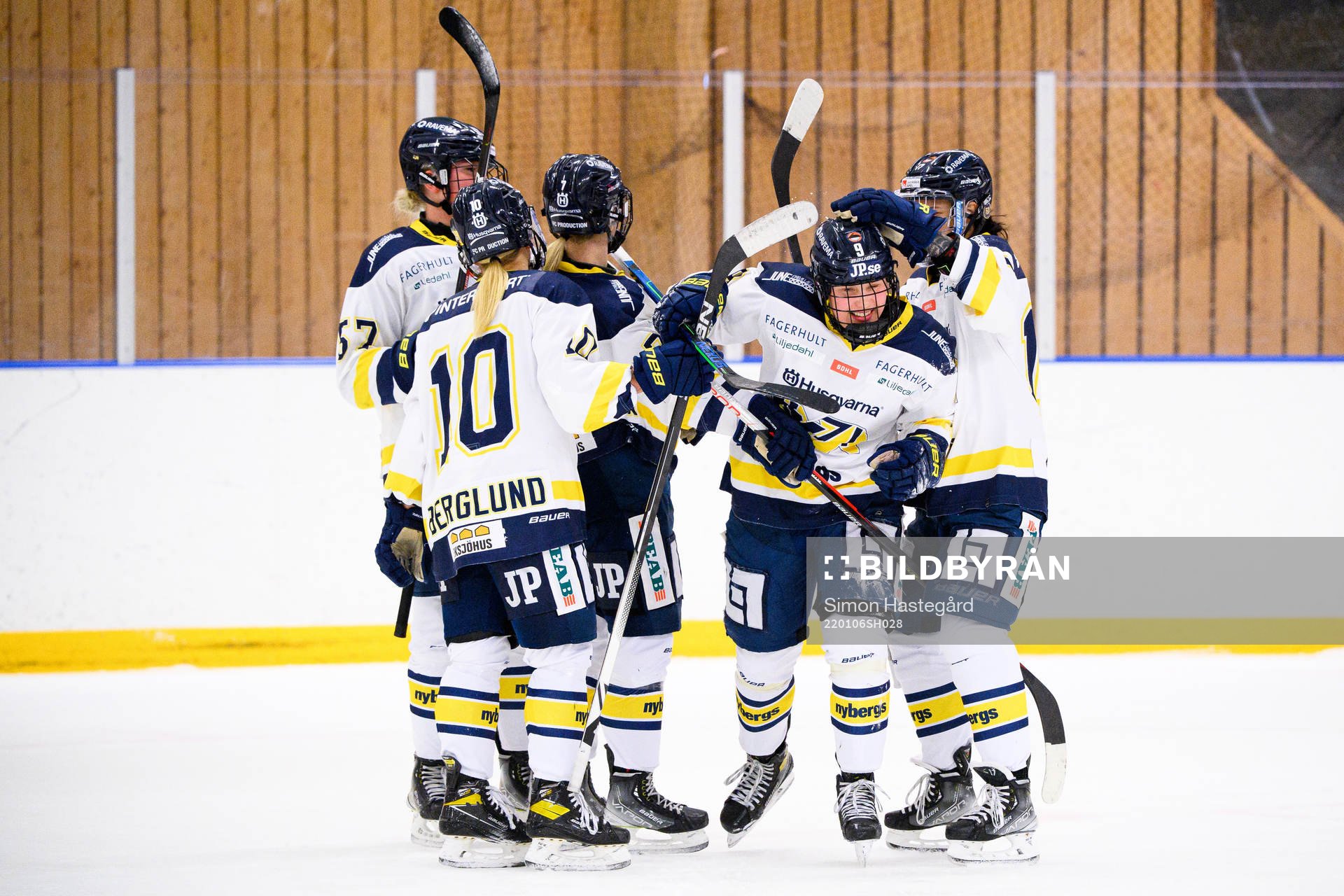 s Jenna Raunio jublar