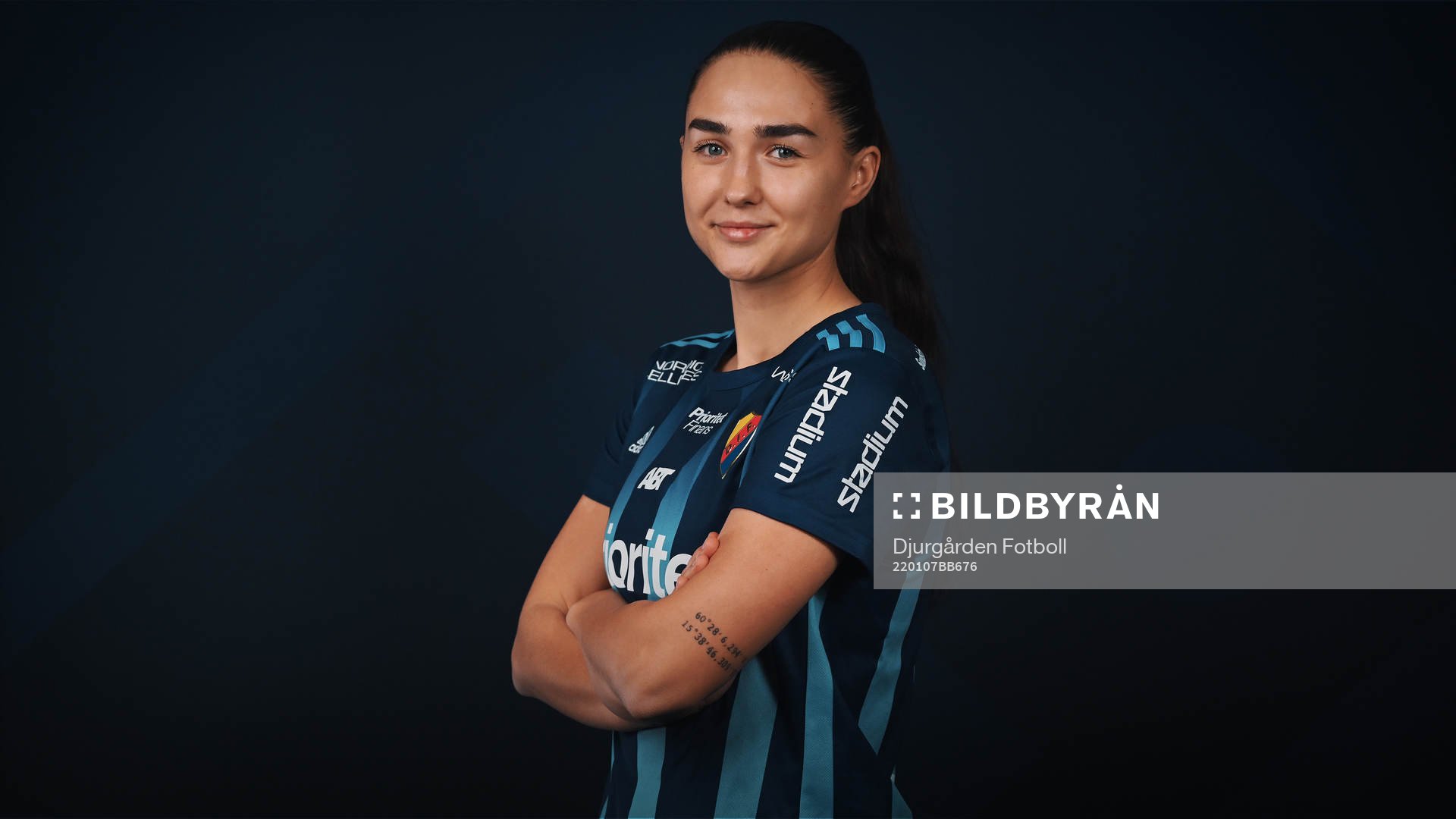 I denna handout-bild från Djurgården Fotboll poserar