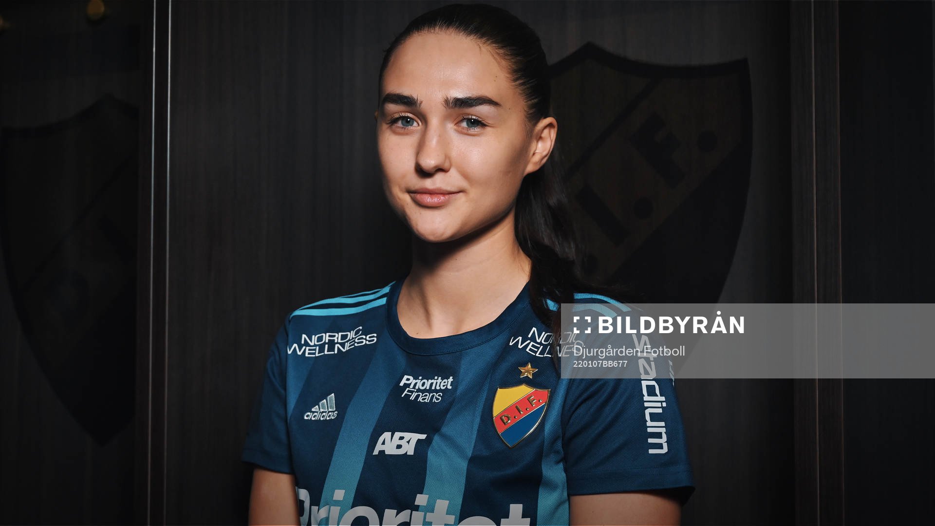 I denna handout-bild från Djurgården Fotboll poserar
