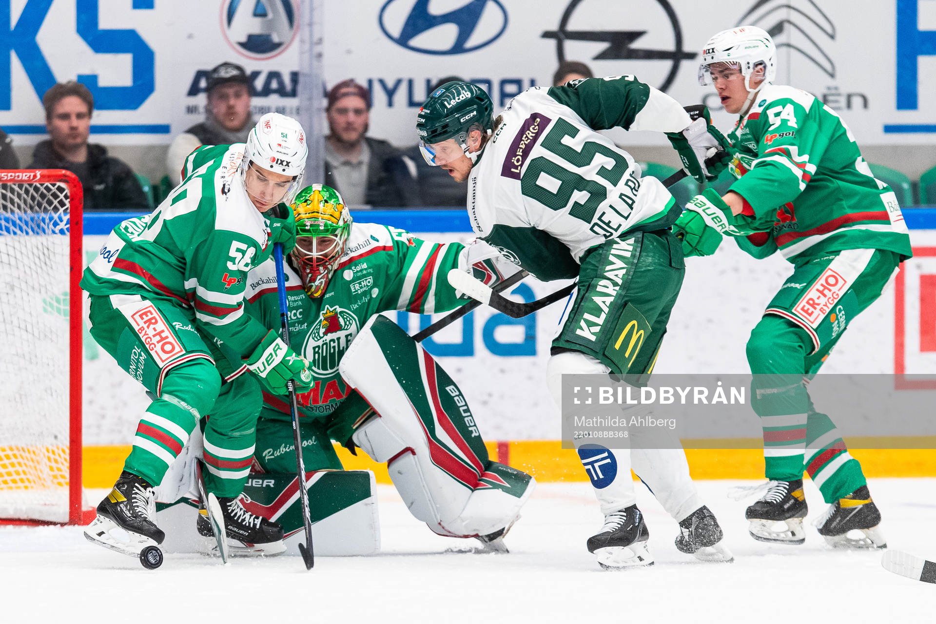 Rögles Ryan McKiernan, målvakt Christoffer Rifalk och