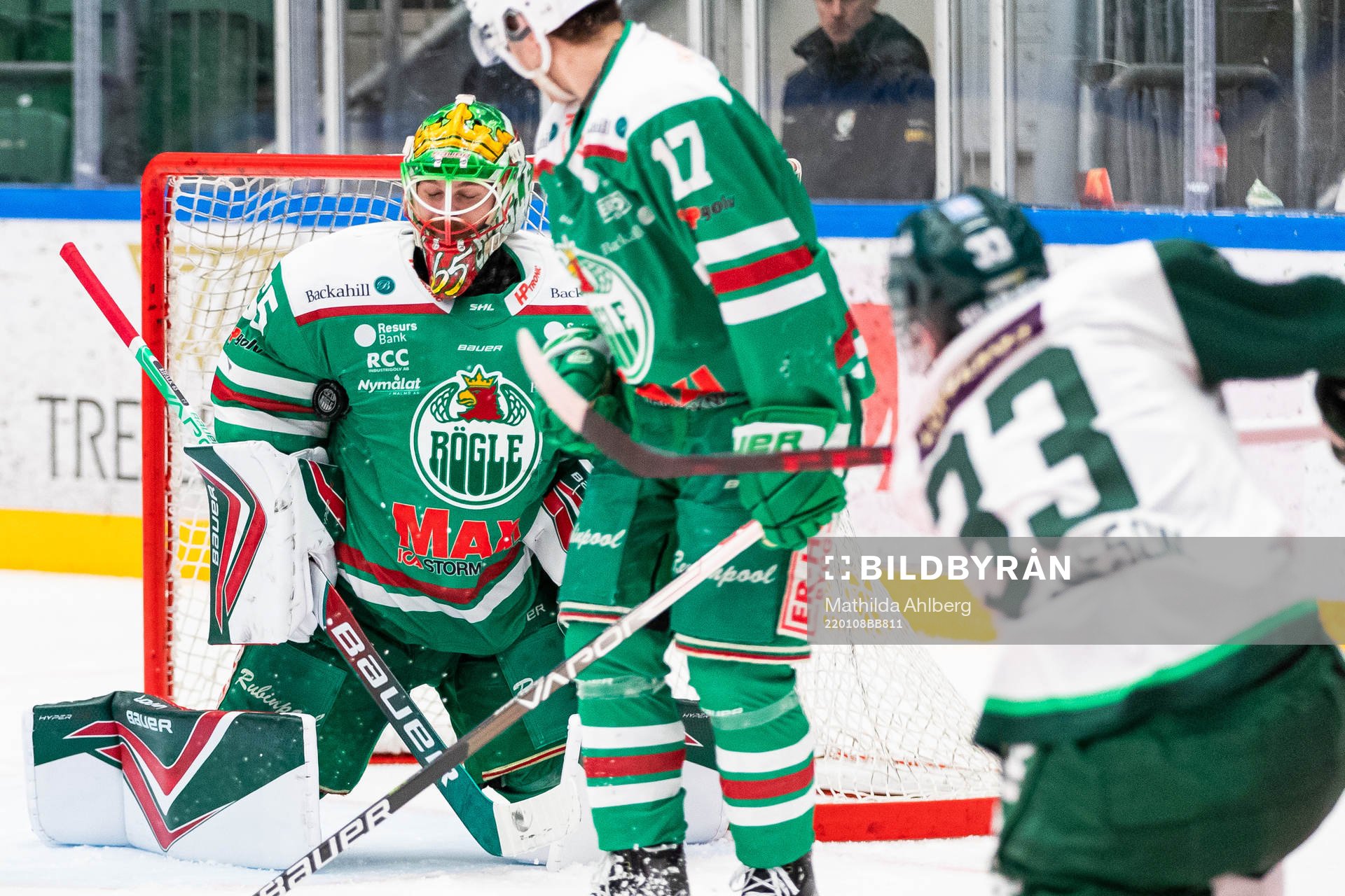 Rögles målvakt Christoffer Rifalk räddar ett skott