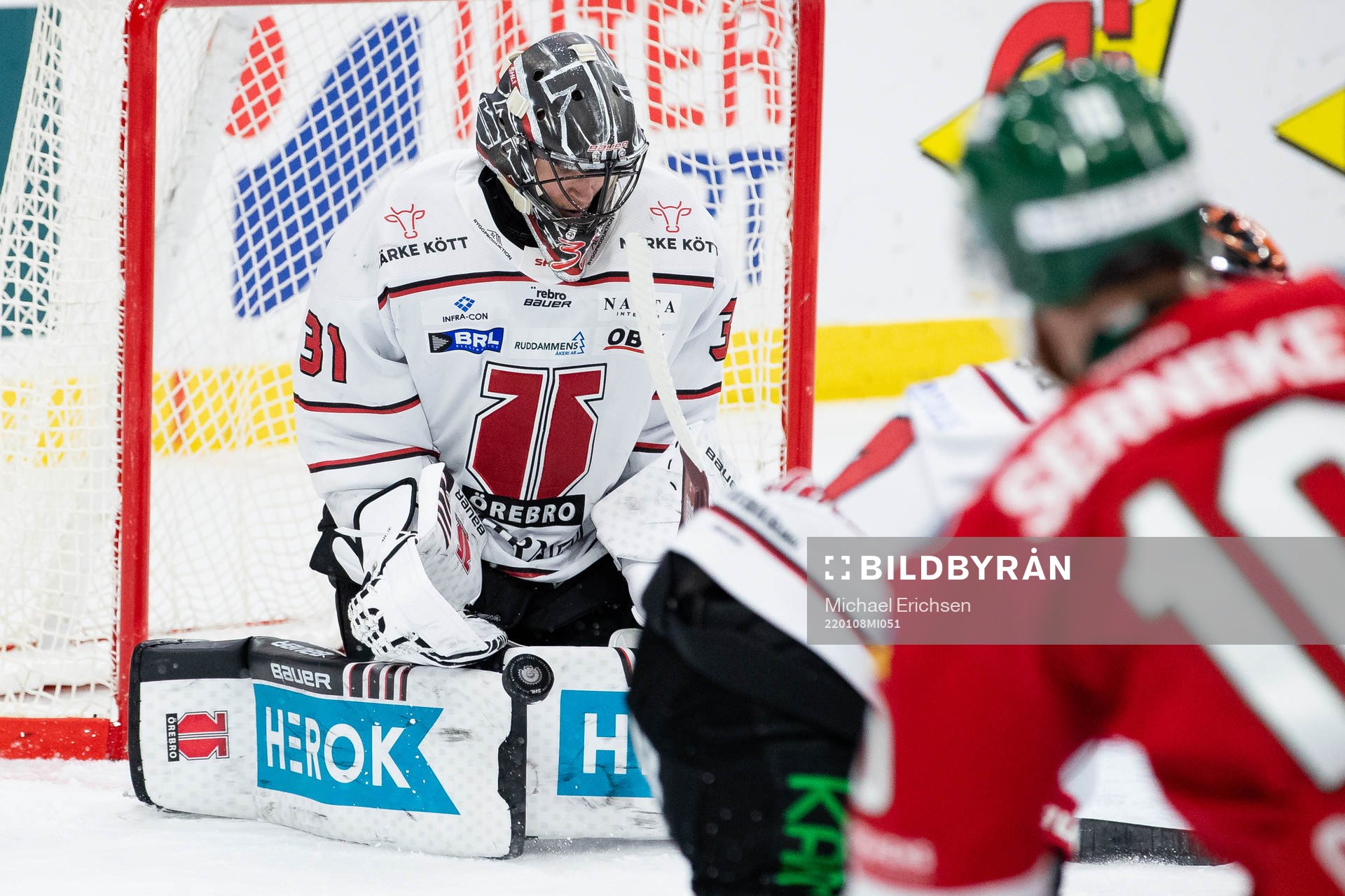 Örebros målvakt Jonas Arntzen räddar skott från