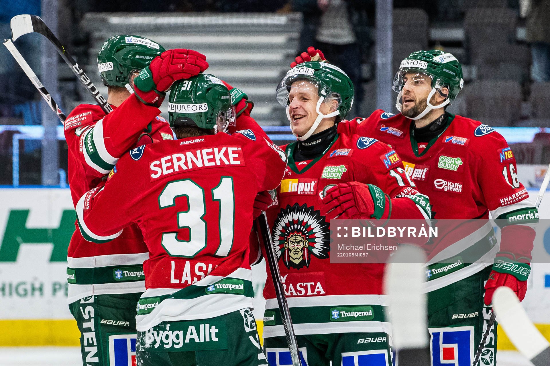 Frölundas Nicklas Lasu (rygg mot kameran) jublar med Max