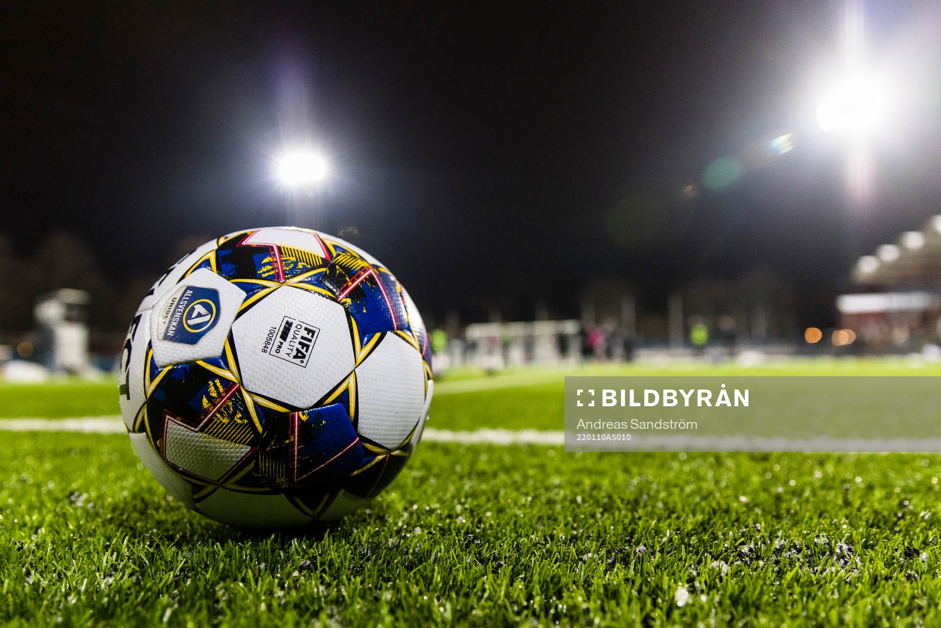 En fotboll på konstgräset
