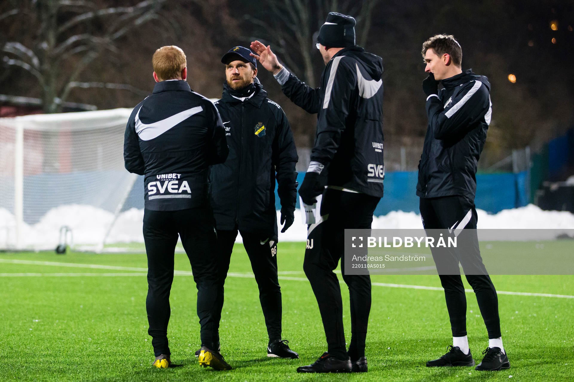 s tränare Bartosz Grzelak samtalar med ledarstaben