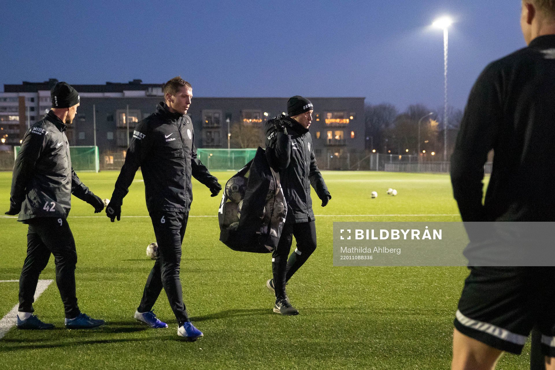 Tränare Billy Magnusson samlar ihop bollar