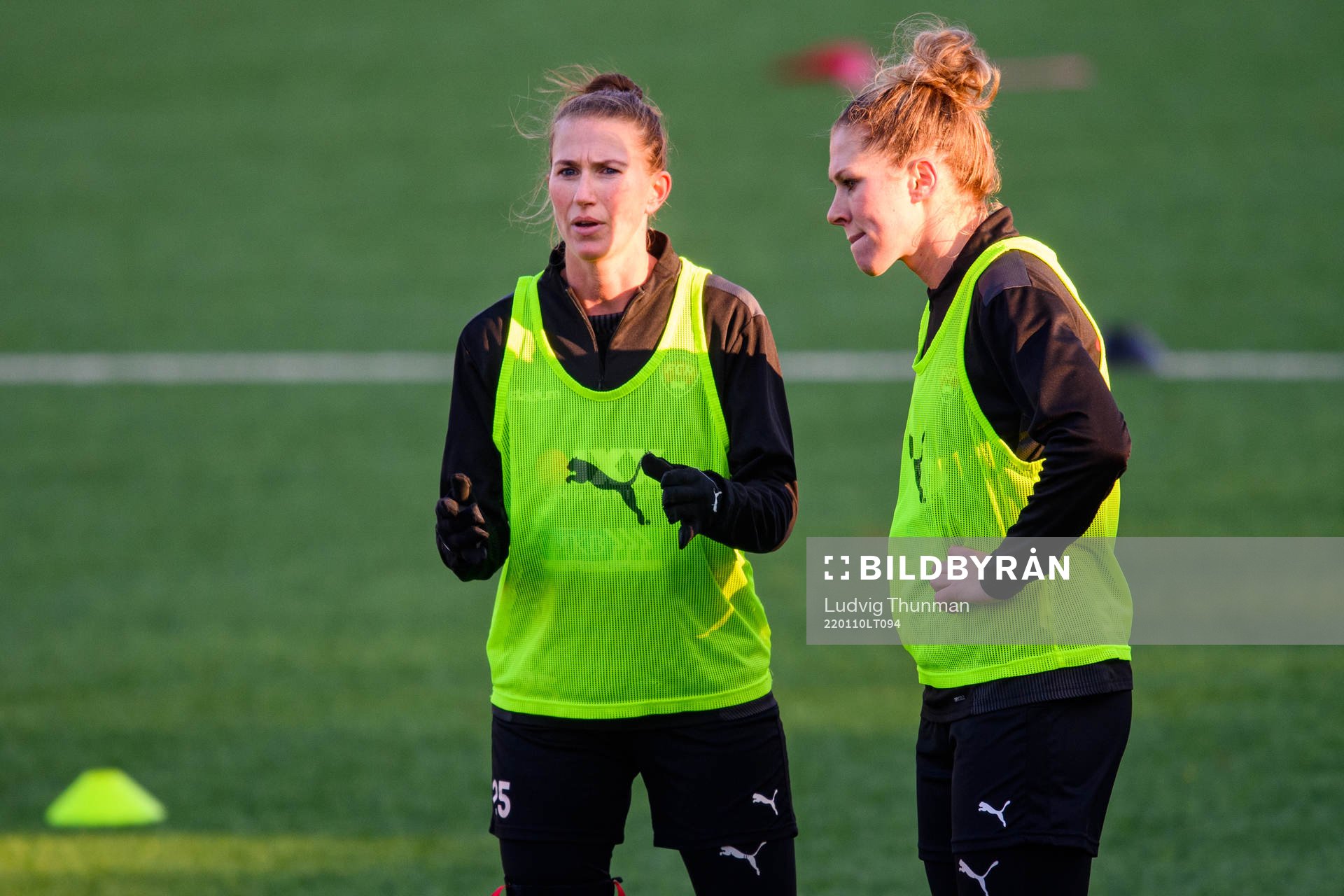 Emma Berglund och Rebecca Knaak under en träning med FC Rosengård den 10 januari 2022 i Malmö. 