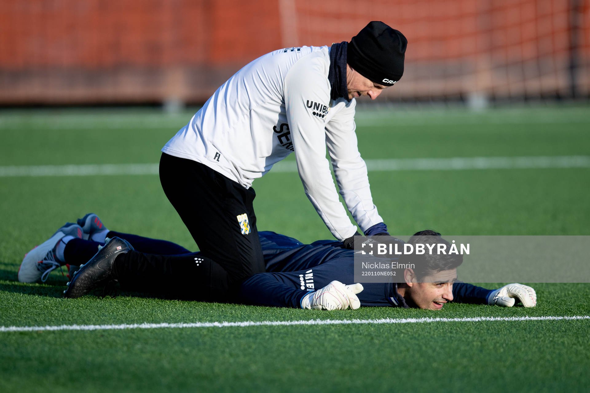 IFK Göteborgs målvakt Tom Amos och sjukgymnast Fredrik Larsson under fotbollsträningen på Valhalla den 10 januari 2022 i Göteborg. 