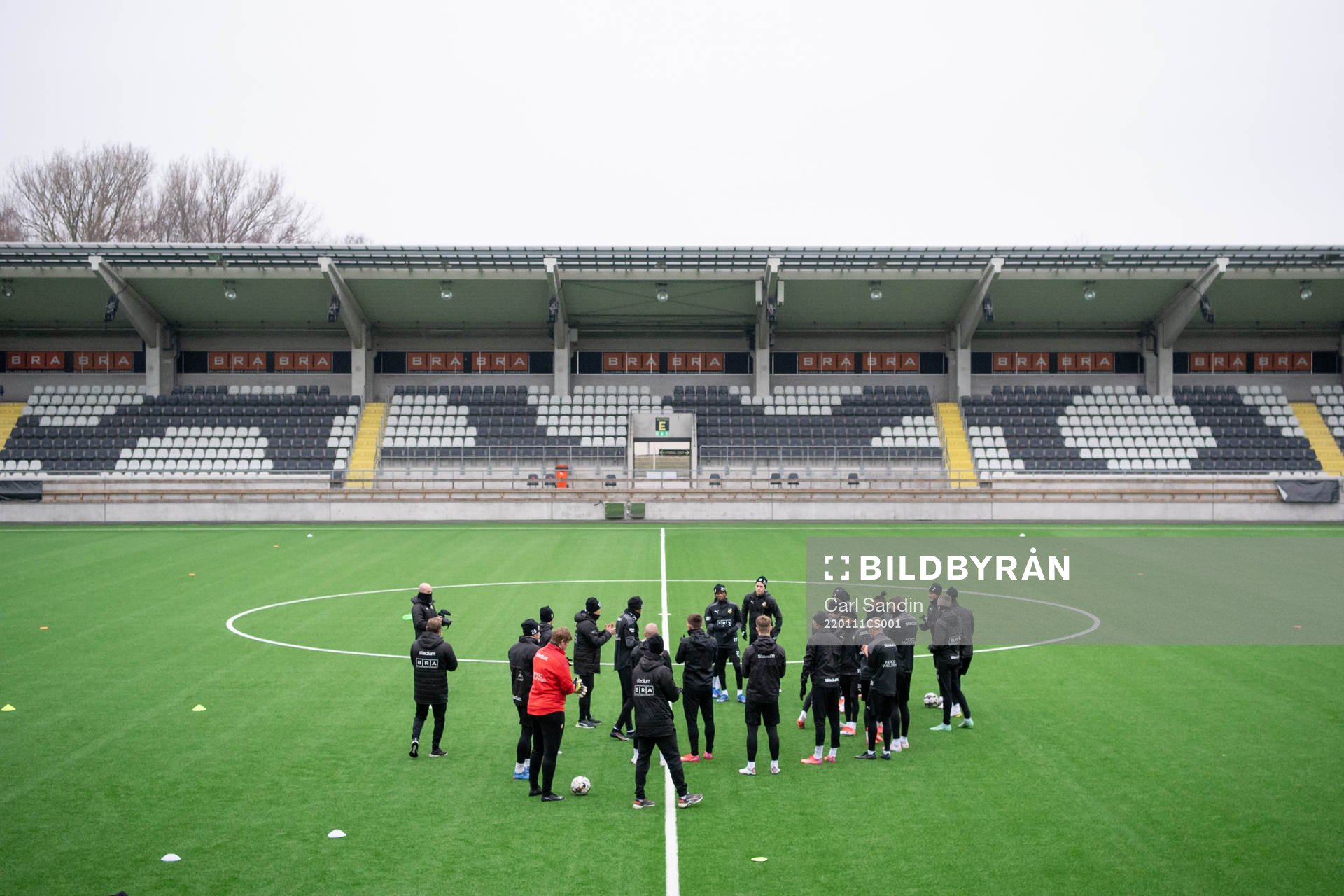 Spelarna samlas på planen innan en träning med det