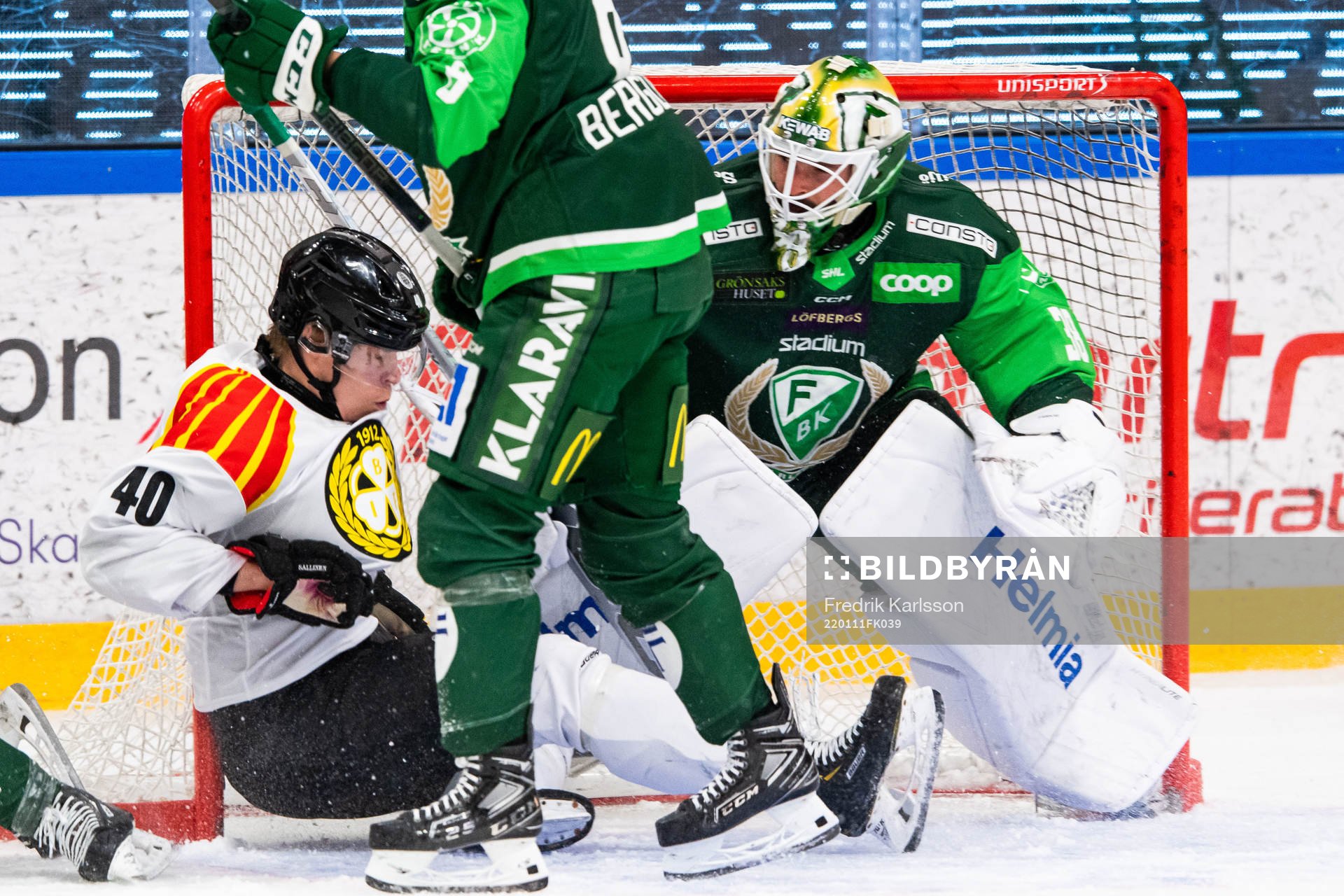Brynäs Tomi Sallinen och Färjestads målvakt Dominik Furch