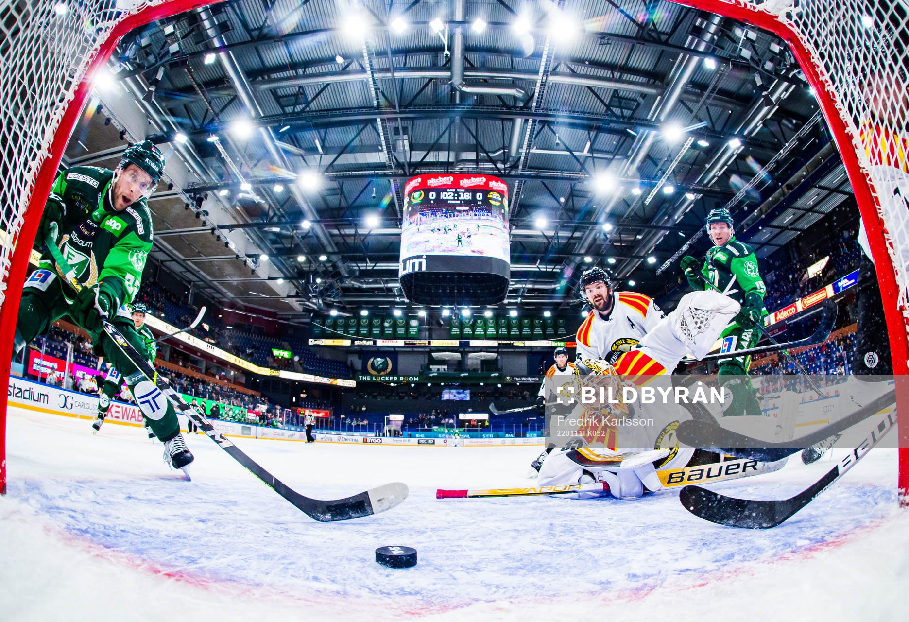 Färjestads Per Åslund skjuter 1-0 bakom Brynäs målvakt