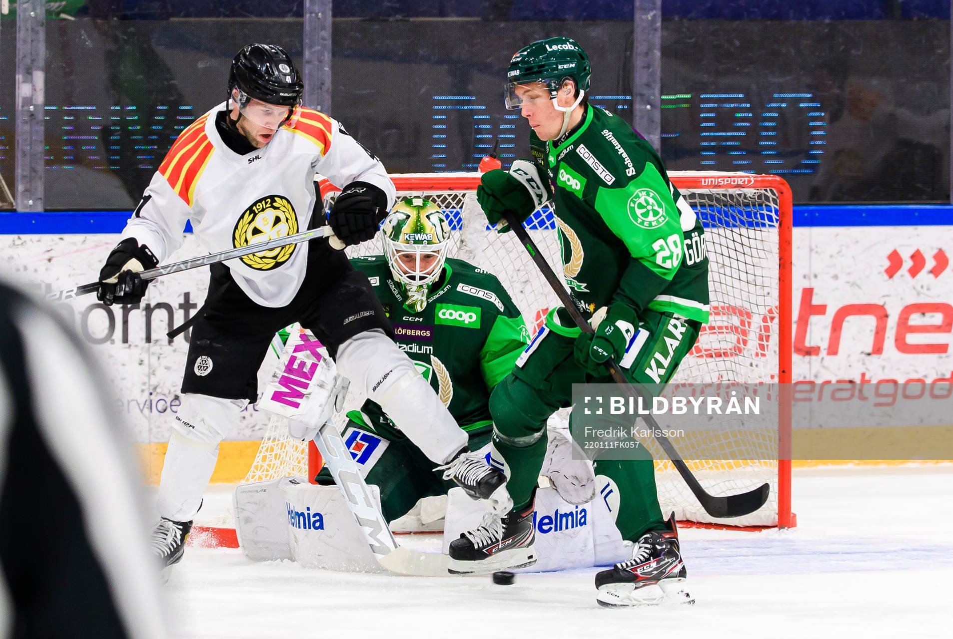 Brynäs Greg Scott, Färjestads målvakt Dominik Furch och
