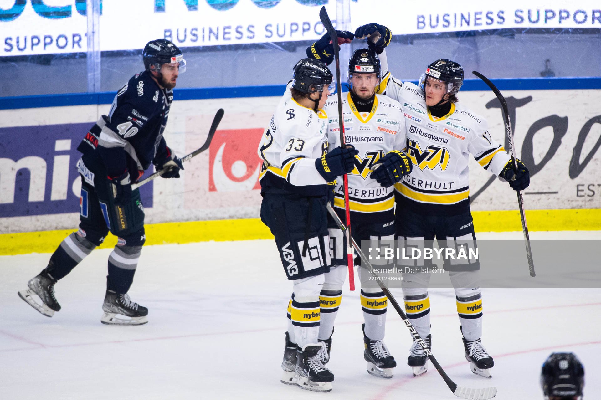 s Måns Lindbäck, Jesper Kokkonen och Max Wennlund jublar