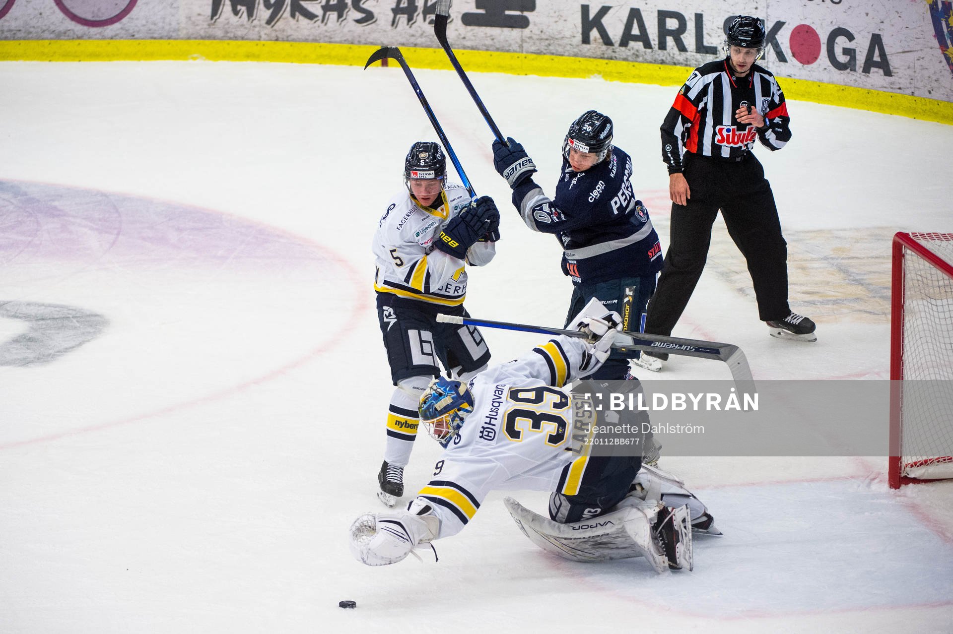 s målvakt Filip Larsson och Victor Sjöholm, Karlskogas