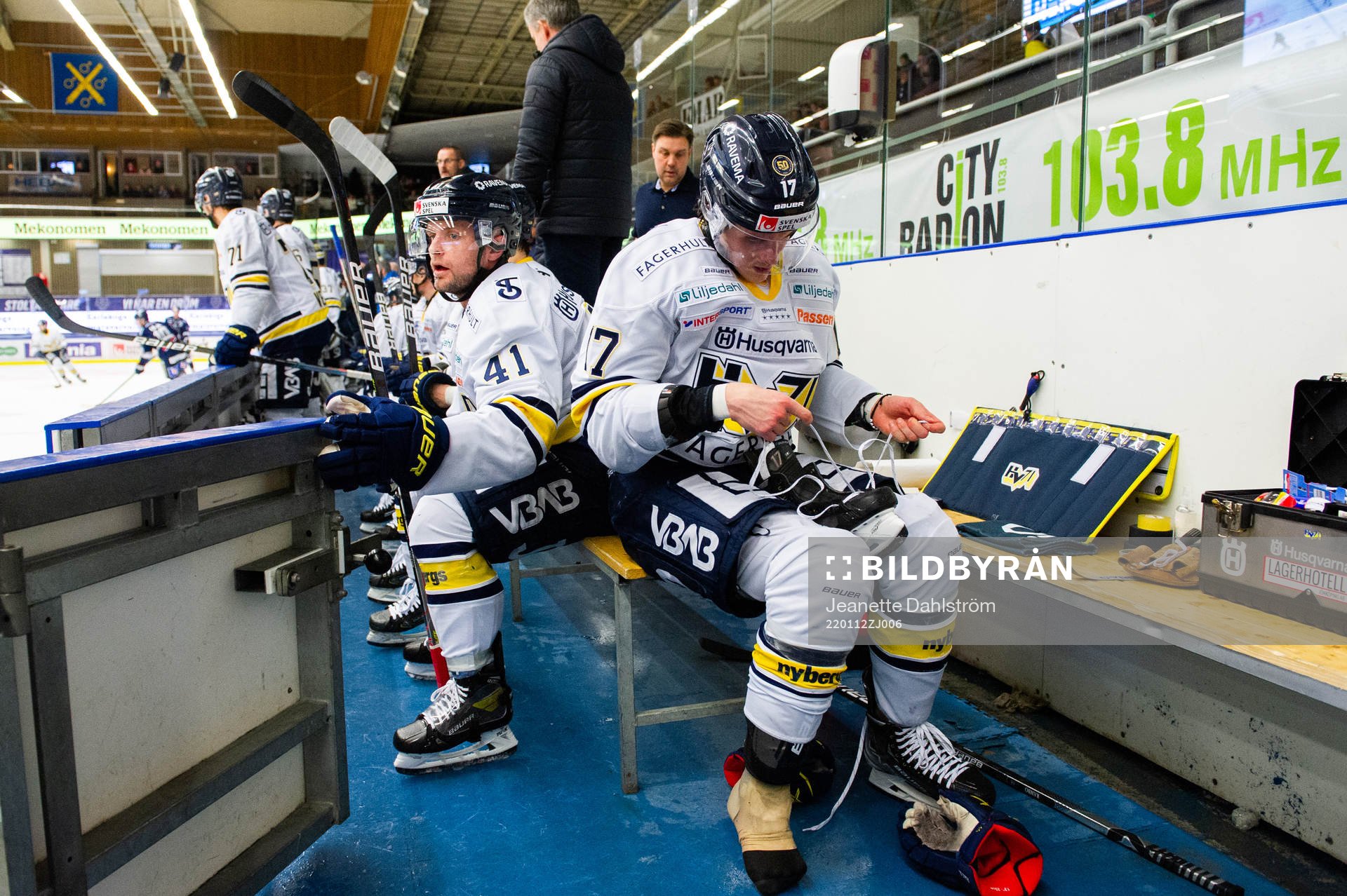 s Max Wennlund knyter om sina skridskor